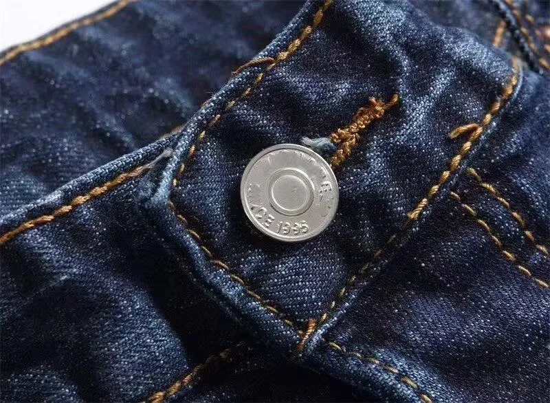P180 D2 new embroidered men's ripped trendy jeans stretch personalized patches slim fit beggar pants with small feet Top-quality materials Super soft high cotton washed denim fabric The washing cost of each piece is up to three times that of conventional processes The touch is extremely delicate and the texture is very good The whole body is simple and elegant The back pockets of the pants are made of high-end direct-injection technology Extremely exquisite Full marks for details