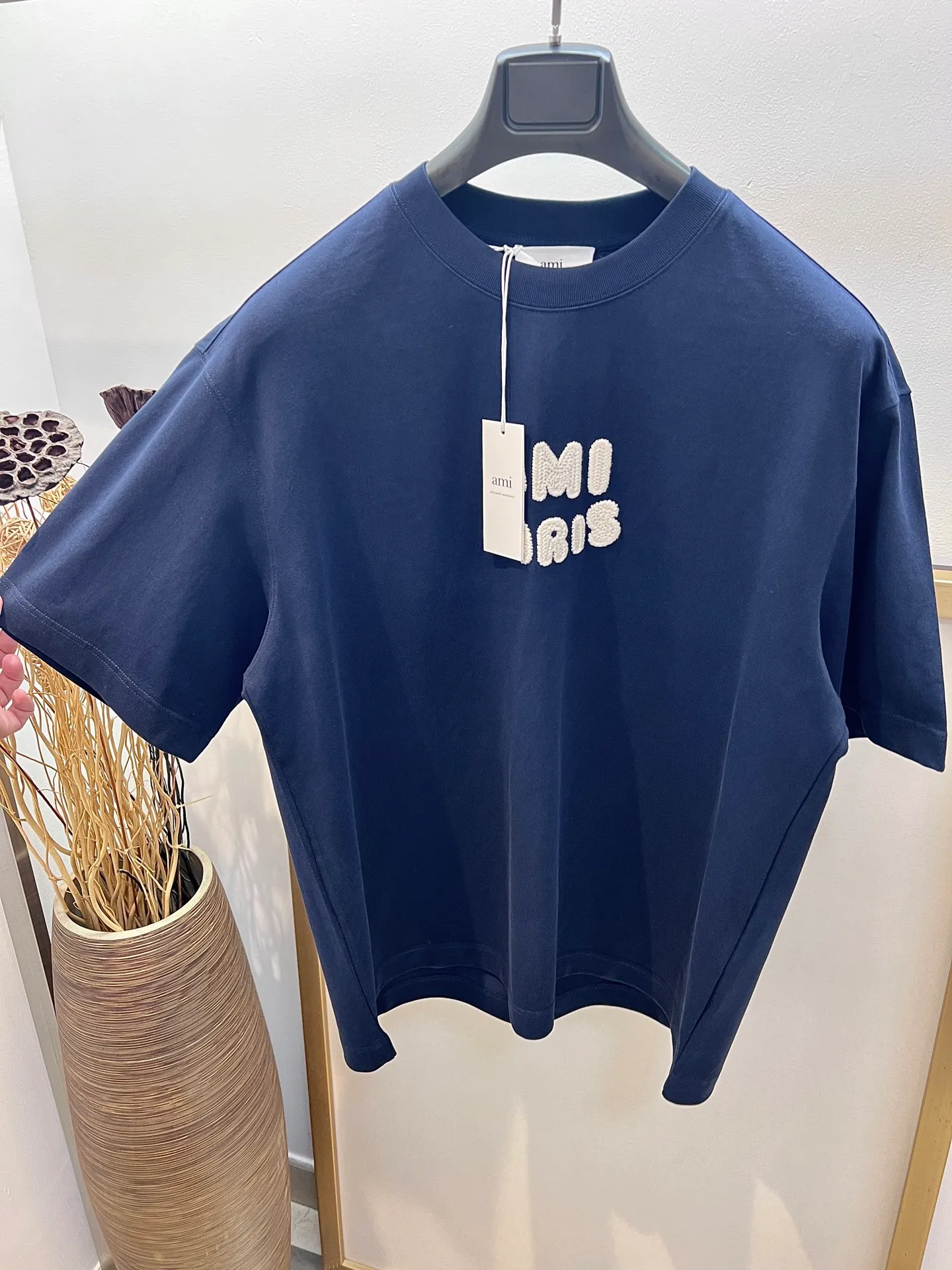 🅿️240 🌈Size: s/m/l/xl Dark royal blue/khaki Two colors Couple model 197353825081 AMI/Amy 2025FW A must-have for men Love series early spring limited edition is really not too good-looking Wool logo love embroidery/Same color AMI embroidery on the back Heavy cotton half-sleeved T-shirt Washing method: Wrap inside laundry bag and machine wash in cold water quickly! ! Do not soak/wash in warm water!