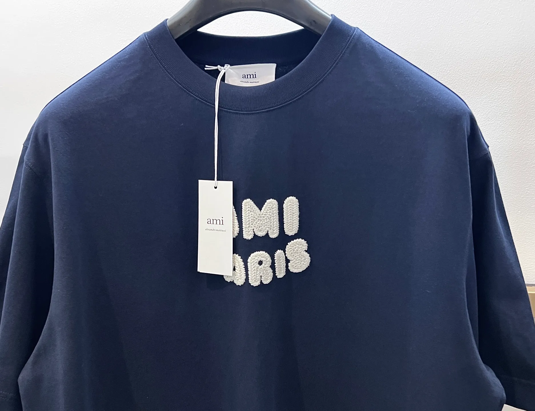 🅿️240 🌈Size: s/m/l/xl Dark royal blue/khaki Two colors Couple model 197353825081 AMI/Amy 2025FW A must-have for men Love series early spring limited edition is really not too good-looking Wool logo love embroidery/Same color AMI embroidery on the back Heavy cotton half-sleeved T-shirt Washing method: Wrap inside laundry bag and machine wash in cold water quickly! ! Do not soak/wash in warm water!