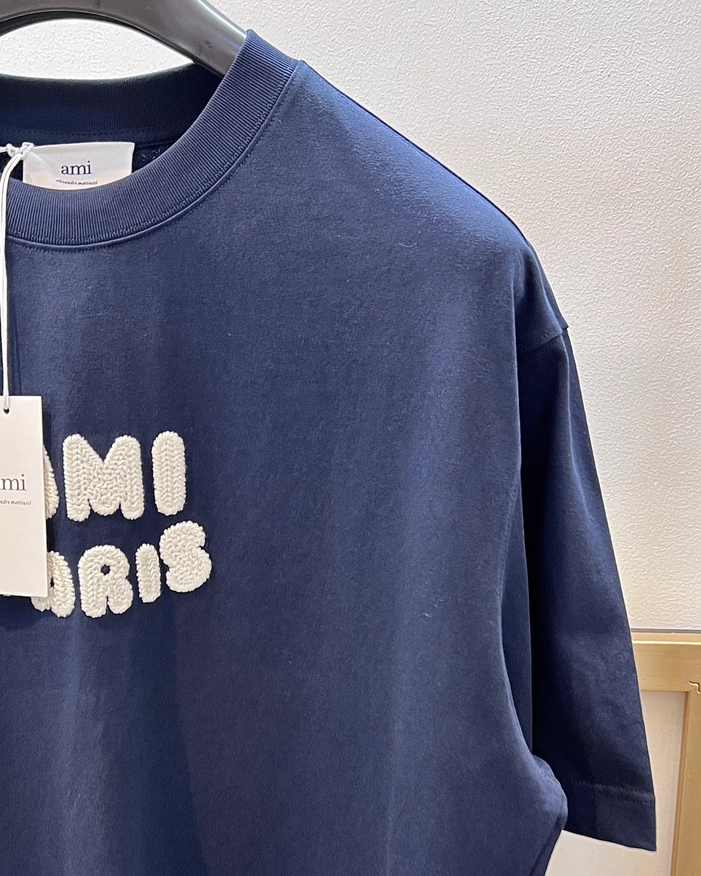 🅿️240 🌈Size: s/m/l/xl Dark royal blue/khaki Two colors Couple model 197353825081 AMI/Amy 2025FW A must-have for men Love series early spring limited edition is really not too good-looking Wool logo love embroidery/Same color AMI embroidery on the back Heavy cotton half-sleeved T-shirt Washing method: Wrap inside laundry bag and machine wash in cold water quickly! ! Do not soak/wash in warm water!