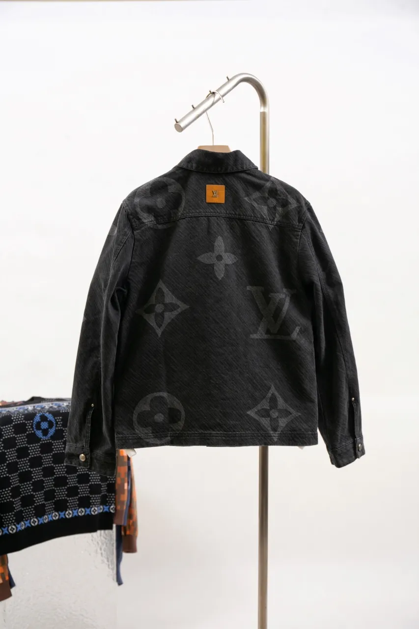 LV MONOGRAM Denim Tunic Jacket Denim Jacket This belted jacket incorporates multiple logo elements into the workwear silhouette, demonstrating the brand's exquisite craftsmanship. The washed denim fabric has a diagonal Epi jacquard texture, and the Monogram Macro pattern with light and dark gradients is superimposed on it. Monogram floral studs add an elegant touch to the design, perfect for matching trousers.  Regular fit Biased Epi jacquard Monogram Macro logo print Rear Damier nubuck patch with metallic LV accents Top pocket with Monogram floral studs Chest patch pocket Front flap pocket