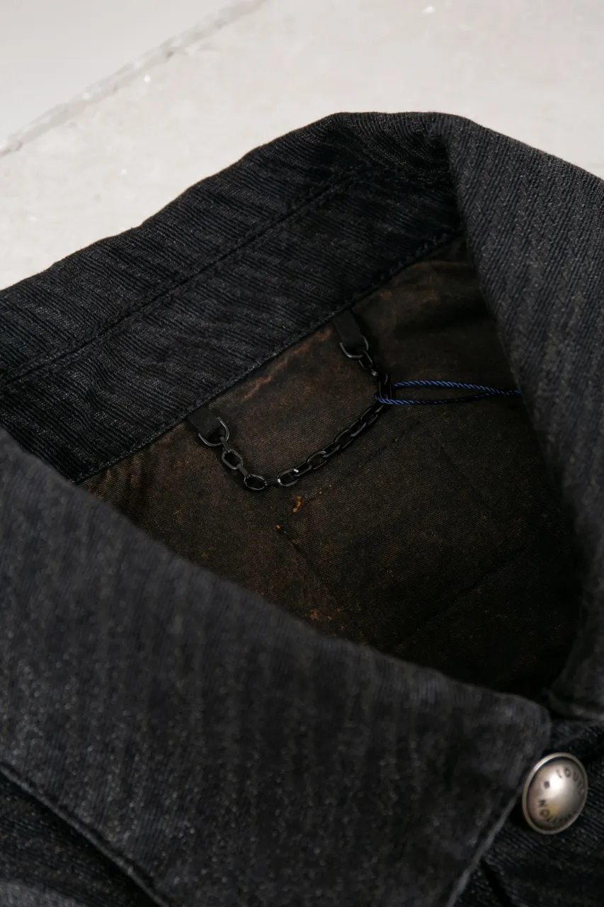 LV MONOGRAM Denim Tunic Jacket Denim Jacket This belted jacket incorporates multiple logo elements into the workwear silhouette, demonstrating the brand's exquisite craftsmanship. The washed denim fabric has a diagonal Epi jacquard texture, and the Monogram Macro pattern with light and dark gradients is superimposed on it. Monogram floral studs add an elegant touch to the design, perfect for matching trousers.  Regular fit Biased Epi jacquard Monogram Macro logo print Rear Damier nubuck patch with metallic LV accents Top pocket with Monogram floral studs Chest patch pocket Front flap pocket