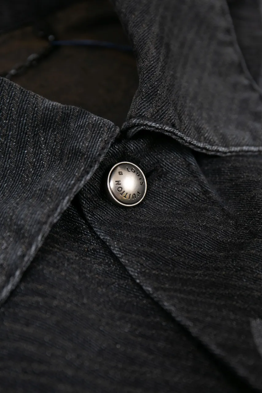 LV MONOGRAM Denim Tunic Jacket Denim Jacket This belted jacket incorporates multiple logo elements into the workwear silhouette, demonstrating the brand's exquisite craftsmanship. The washed denim fabric has a diagonal Epi jacquard texture, and the Monogram Macro pattern with light and dark gradients is superimposed on it. Monogram floral studs add an elegant touch to the design, perfect for matching trousers.  Regular fit Biased Epi jacquard Monogram Macro logo print Rear Damier nubuck patch with metallic LV accents Top pocket with Monogram floral studs Chest patch pocket Front flap pocket