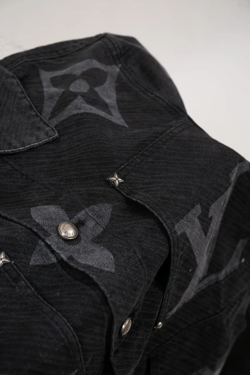 LV MONOGRAM Denim Tunic Jacket Denim Jacket This belted jacket incorporates multiple logo elements into the workwear silhouette, demonstrating the brand's exquisite craftsmanship. The washed denim fabric has a diagonal Epi jacquard texture, and the Monogram Macro pattern with light and dark gradients is superimposed on it. Monogram floral studs add an elegant touch to the design, perfect for matching trousers.  Regular fit Biased Epi jacquard Monogram Macro logo print Rear Damier nubuck patch with metallic LV accents Top pocket with Monogram floral studs Chest patch pocket Front flap pocket