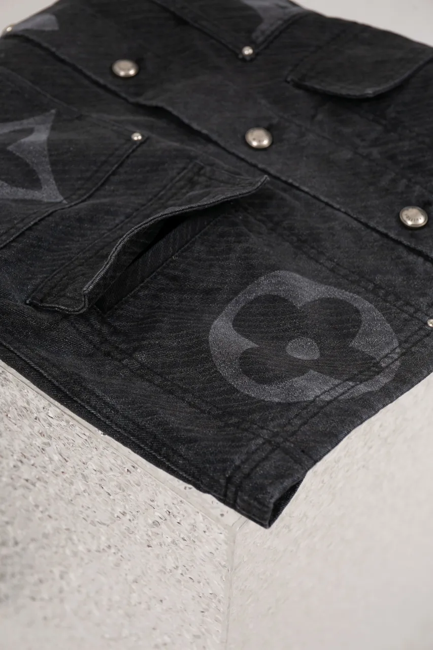 LV MONOGRAM Denim Tunic Jacket Denim Jacket This belted jacket incorporates multiple logo elements into the workwear silhouette, demonstrating the brand's exquisite craftsmanship. The washed denim fabric has a diagonal Epi jacquard texture, and the Monogram Macro pattern with light and dark gradients is superimposed on it. Monogram floral studs add an elegant touch to the design, perfect for matching trousers.  Regular fit Biased Epi jacquard Monogram Macro logo print Rear Damier nubuck patch with metallic LV accents Top pocket with Monogram floral studs Chest patch pocket Front flap pocket