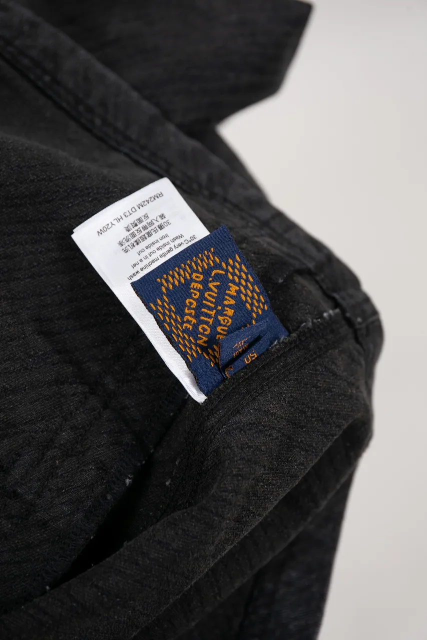 LV MONOGRAM Denim Tunic Jacket Denim Jacket This belted jacket incorporates multiple logo elements into the workwear silhouette, demonstrating the brand's exquisite craftsmanship. The washed denim fabric has a diagonal Epi jacquard texture, and the Monogram Macro pattern with light and dark gradients is superimposed on it. Monogram floral studs add an elegant touch to the design, perfect for matching trousers.  Regular fit Biased Epi jacquard Monogram Macro logo print Rear Damier nubuck patch with metallic LV accents Top pocket with Monogram floral studs Chest patch pocket Front flap pocket