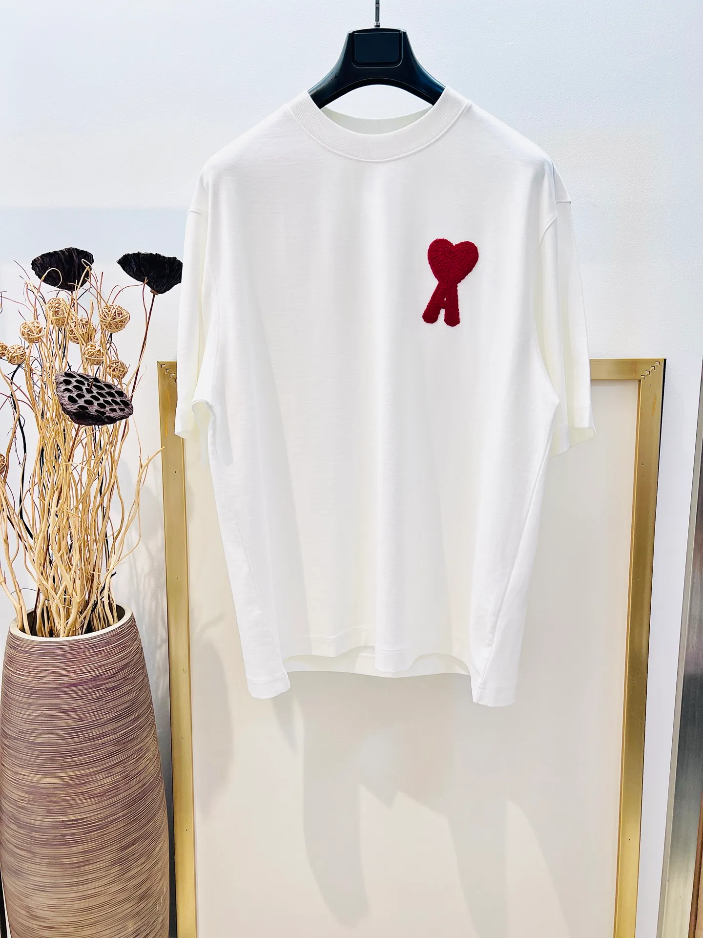 🅿️220 🌈Size: s/m/l/xl Black/White Couple Model 197353825081 AMI2025FW Love ❤️ Series Early Spring Limited Edition Wool logo love embroidery/Same color AMI embroidery on the back Heavy cotton half-sleeved T-shirt Washing method: Wrap in a laundry bag on the reverse side and quickly machine wash in cold water! ! Do not soak/wash in warm water! !