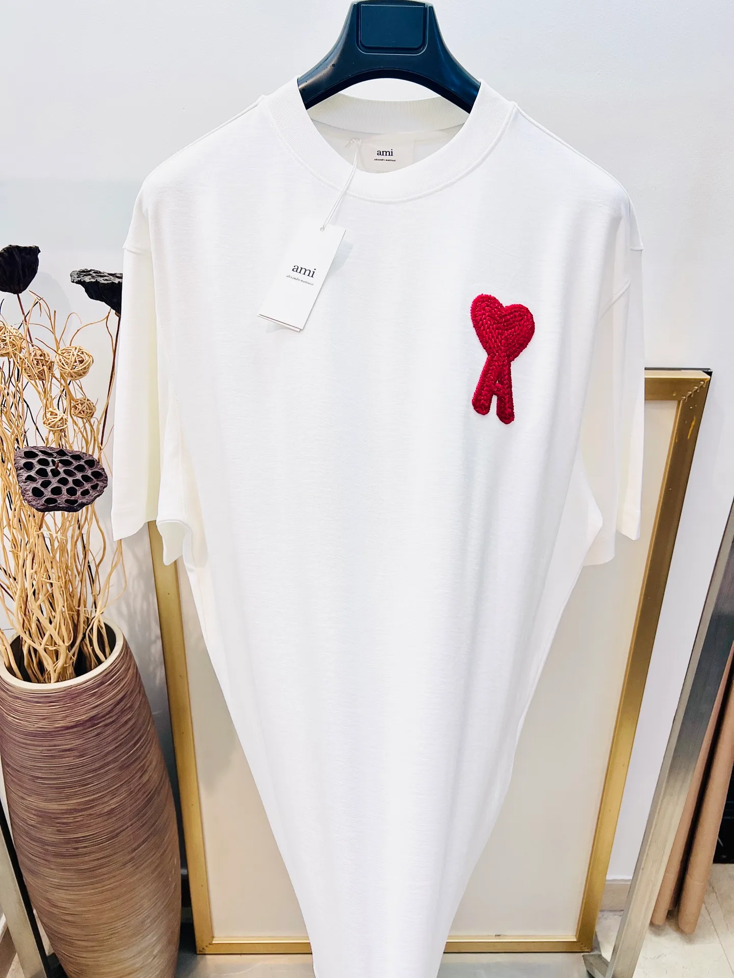 🅿️220 🌈Size: s/m/l/xl Black/White Couple Model 197353825081 AMI2025FW Love ❤️ Series Early Spring Limited Edition Wool logo love embroidery/Same color AMI embroidery on the back Heavy cotton half-sleeved T-shirt Washing method: Wrap in a laundry bag on the reverse side and quickly machine wash in cold water! ! Do not soak/wash in warm water! !
