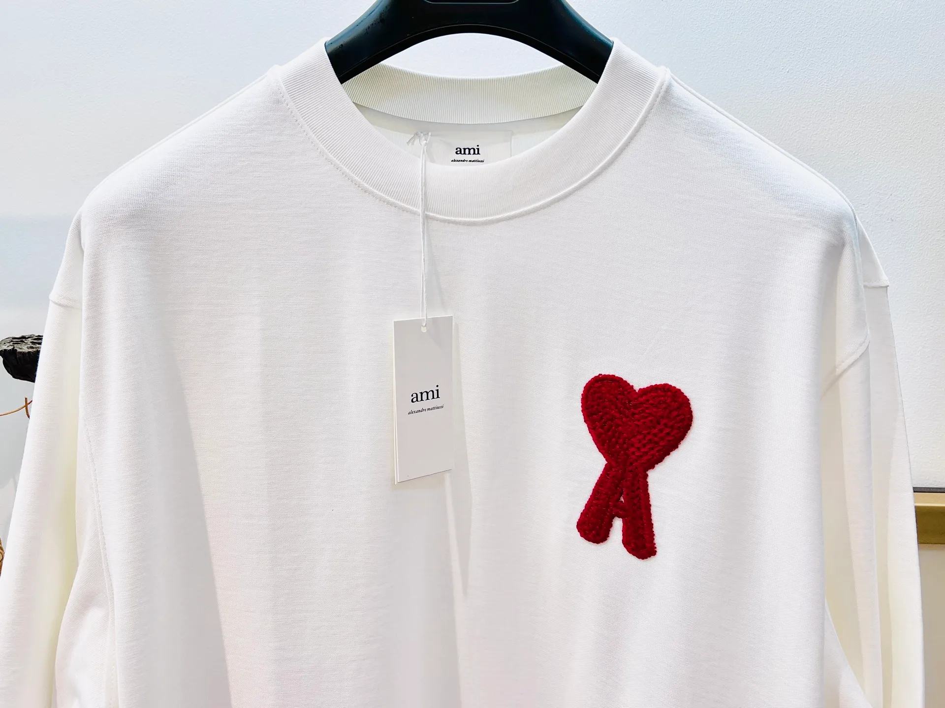 🅿️220 🌈Size: s/m/l/xl Black/White Couple Model 197353825081 AMI2025FW Love ❤️ Series Early Spring Limited Edition Wool logo love embroidery/Same color AMI embroidery on the back Heavy cotton half-sleeved T-shirt Washing method: Wrap in a laundry bag on the reverse side and quickly machine wash in cold water! ! Do not soak/wash in warm water! !