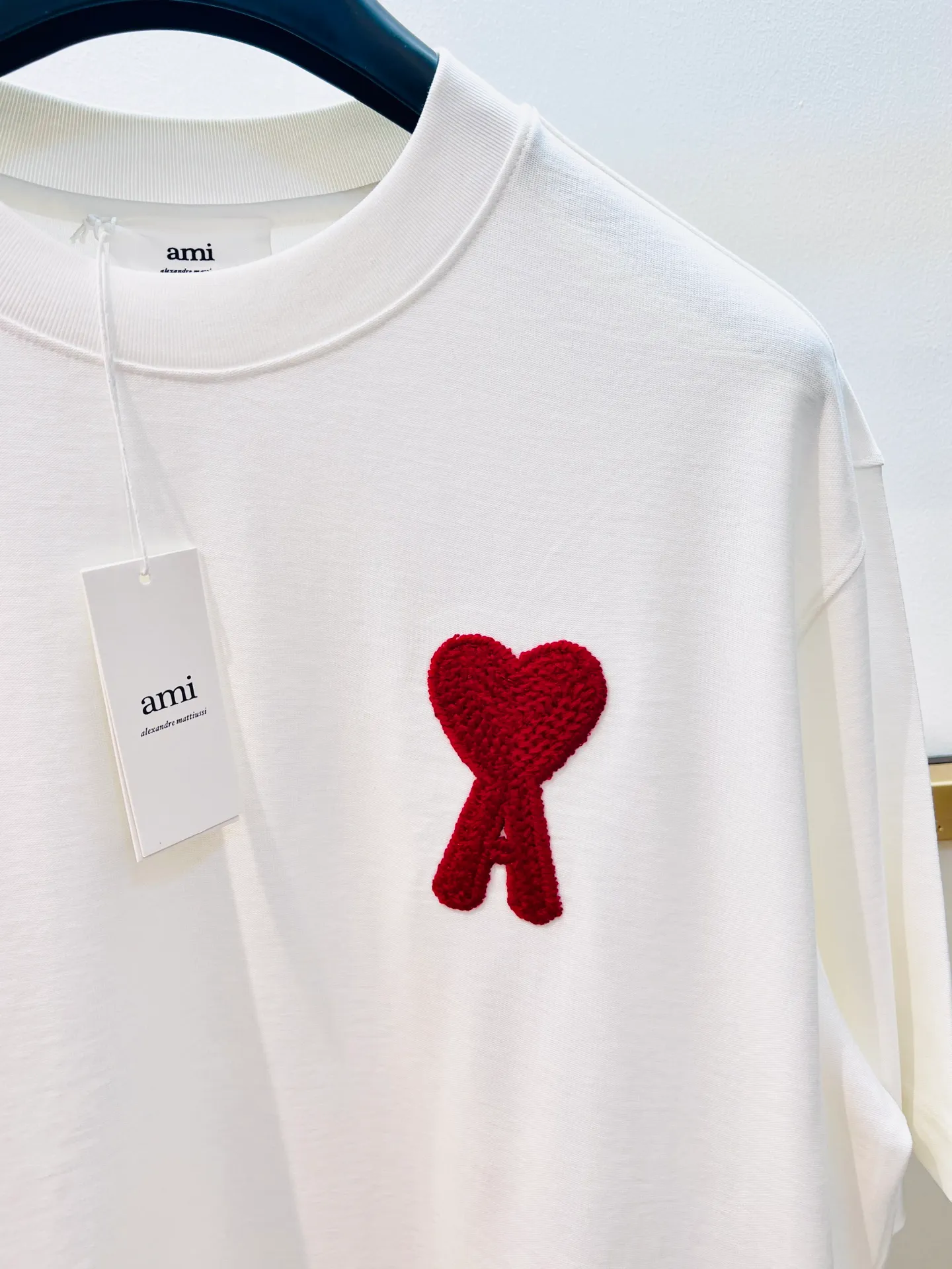 🅿️220 🌈Size: s/m/l/xl Black/White Couple Model 197353825081 AMI2025FW Love ❤️ Series Early Spring Limited Edition Wool logo love embroidery/Same color AMI embroidery on the back Heavy cotton half-sleeved T-shirt Washing method: Wrap in a laundry bag on the reverse side and quickly machine wash in cold water! ! Do not soak/wash in warm water! !