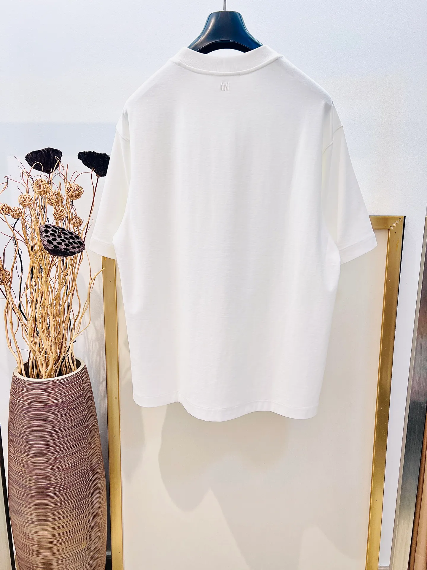 🅿️220 🌈Size: s/m/l/xl Black/White Couple Model 197353825081 AMI2025FW Love ❤️ Series Early Spring Limited Edition Wool logo love embroidery/Same color AMI embroidery on the back Heavy cotton half-sleeved T-shirt Washing method: Wrap in a laundry bag on the reverse side and quickly machine wash in cold water! ! Do not soak/wash in warm water! !