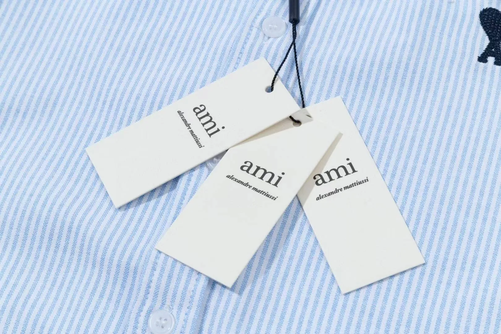2218# AMI Paris 2025 Autumn and Winter Black classic small love embroidery on the chest Casual cotton striped long-sleeved Oxford shirt Original custom-made 180g pure cotton fabric Regular version Same style for men and women Color: Black and white Blue and white Size: S-XL