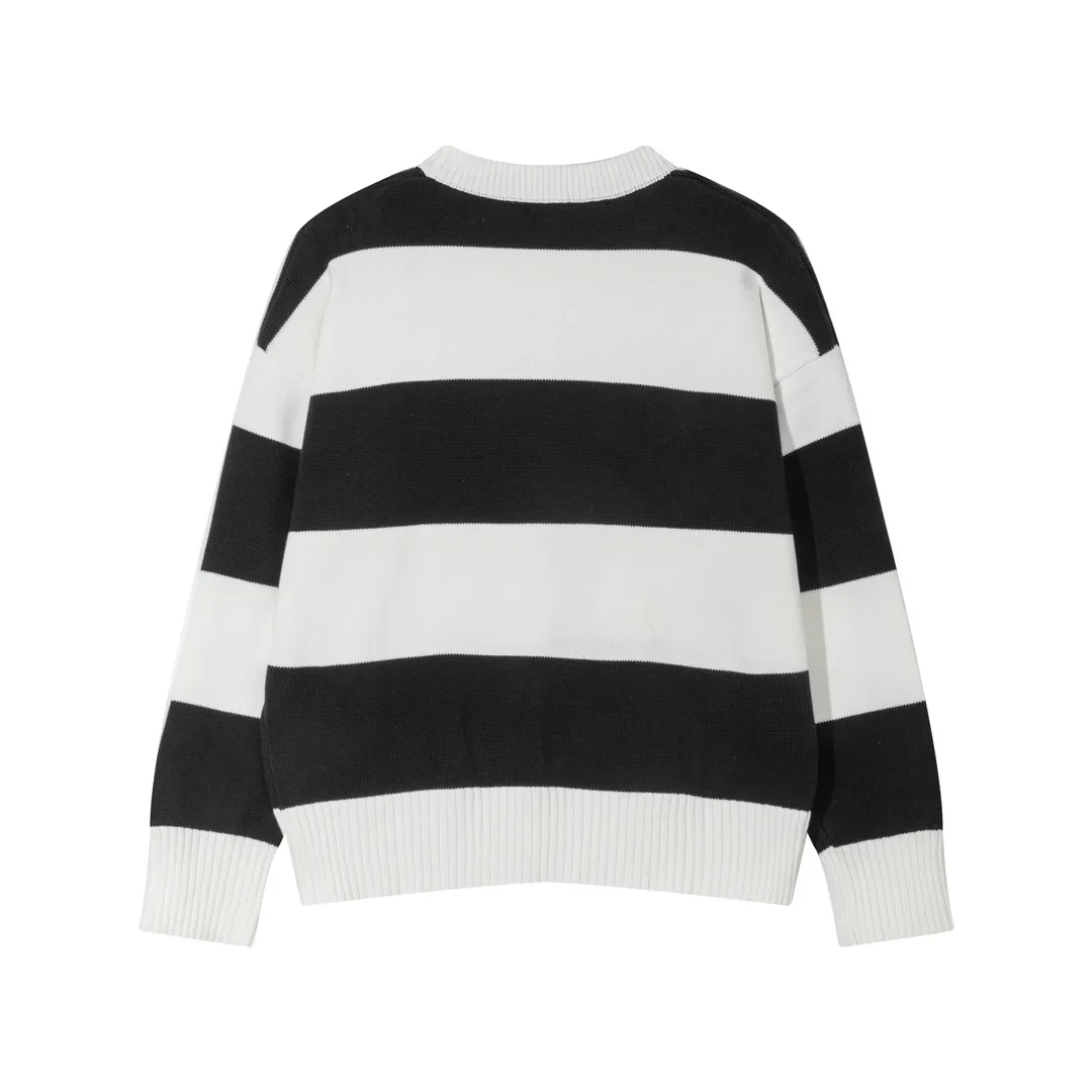 P170 A069# AMI Paris2023 new product. Carefully woven with cotton and wool blended yarn. It has dropped shoulder sleeves and a classic round neck. The blue and white striped body is simple and eye-catching. The red embroidery on the chest easily illustrates the brand identity. Same style for men and women. Color: Black and White, Orchid and White. Size: S-XL.