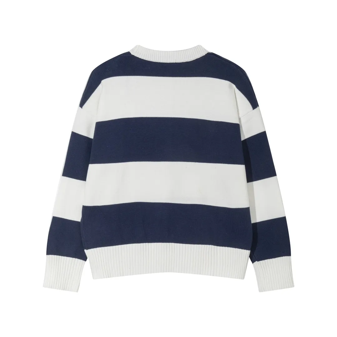 P170 A069# AMI Paris2023 new product. Carefully woven with cotton and wool blended yarn. It has dropped shoulder sleeves and a classic round neck. The blue and white striped body is simple and eye-catching. The red embroidery on the chest easily illustrates the brand identity. Same style for men and women. Color: Black and White, Orchid and White. Size: S-XL.