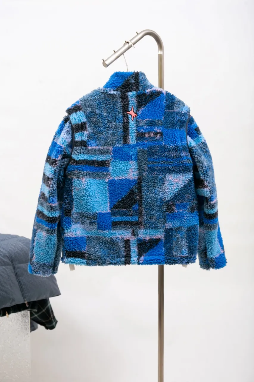 DIOR 24ss new zipper jacket comes from the DIOR AND LEWIS HAMILTON limited series. Crafted from blue technical fleece, it features DIOR AND LEWIS HAMILTON embroidery on the chest and back, a graphic nod to the Dior name. Wear it with jeans for a fresh, colorful look. Size: S.M.L.XL.