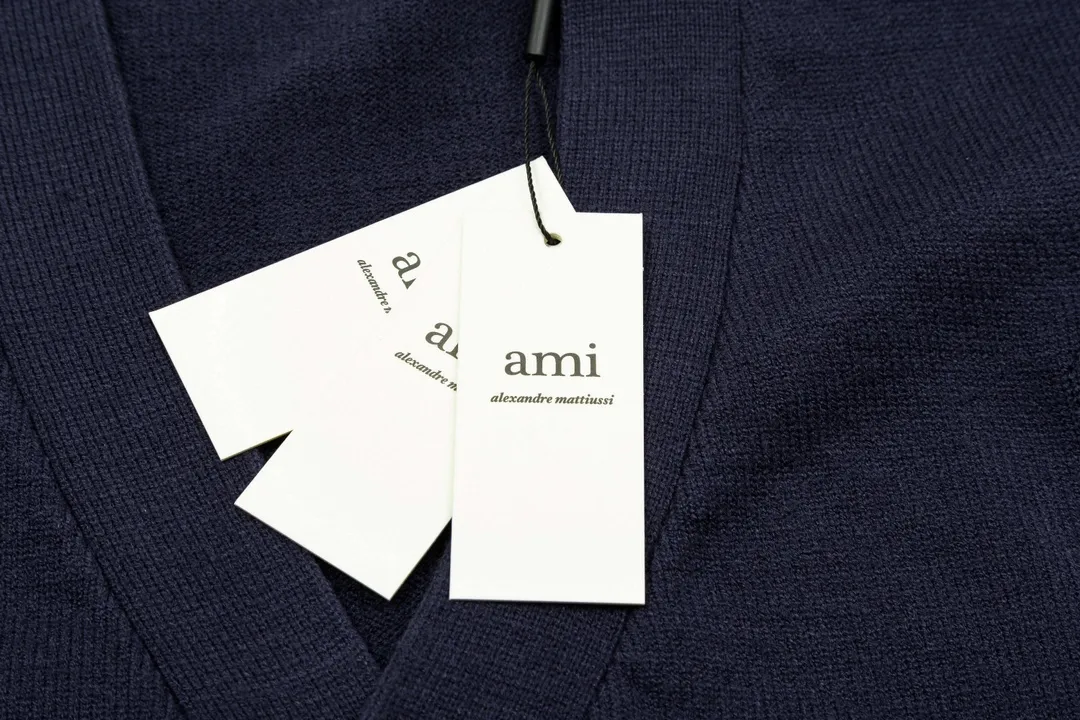 A8170# Ami Paris 2024 autumn and winter new three-dimensional love solid color V-neck cardigan wool heart embroidered wool sweater lazy style oversize version for men and women Color: Royal Blue Aqua Green Apricot Code Number: S-XL