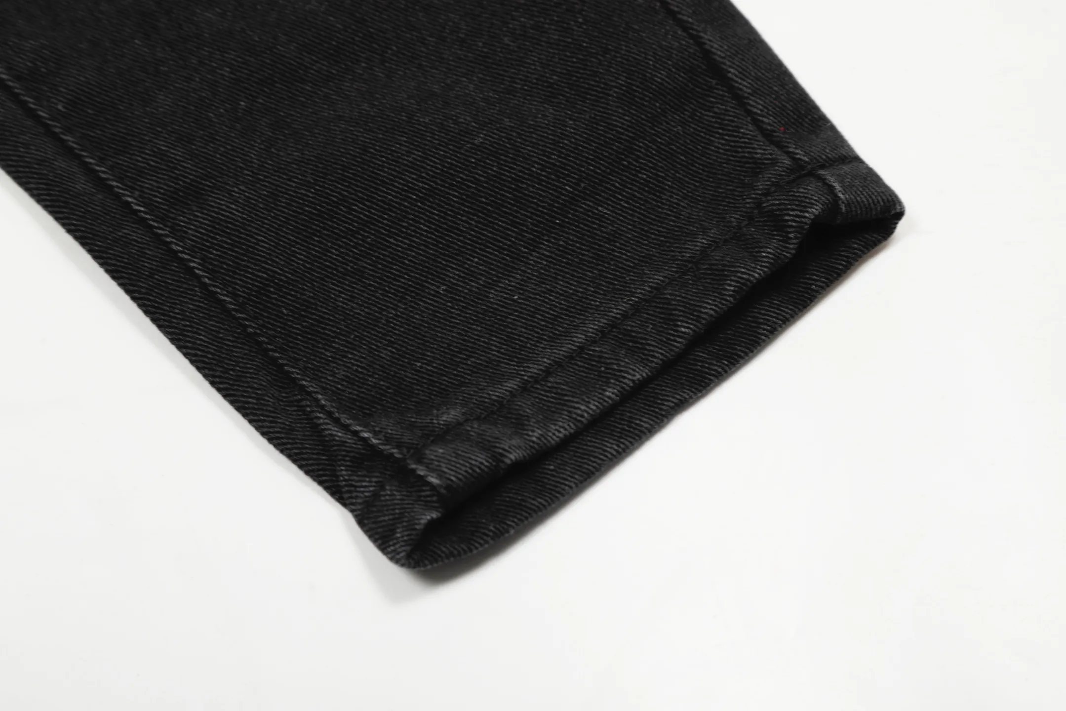 M21 P168💰 Amiri classic embroidered leather ripped letter jeans slim fit jeans produced by a large washed factory. Full of high-end feel. Knee part destroyed design with leather patchwork design. Already used as facade design. Leather waist nameplate. The focus of this style is not on washing, but on the shape and version of the damage. The secret lies in the craftsmanship of the master. Later fraying, horse cutting, knife cutting, etc. The cost of these handmade products is far beyond comparison with assembly line products. Color: Picture color Size: 30-32-34-36