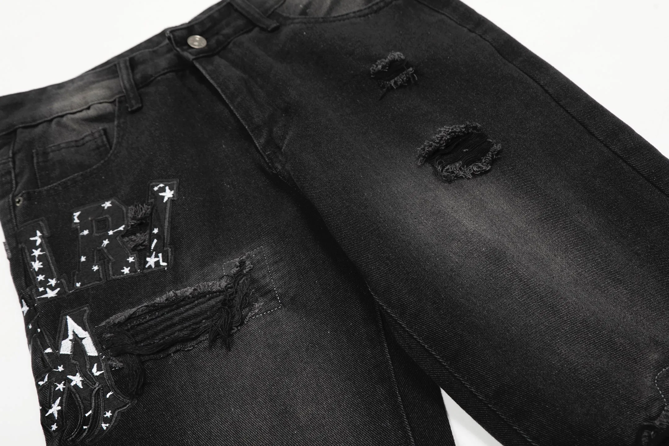 M21 P168💰 Amiri classic embroidered leather ripped letter jeans slim fit jeans produced by a large washed factory. Full of high-end feel. Knee part destroyed design with leather patchwork design. Already used as facade design. Leather waist nameplate. The focus of this style is not on washing, but on the shape and version of the damage. The secret lies in the craftsmanship of the master. Later fraying, horse cutting, knife cutting, etc. The cost of these handmade products is far beyond comparison with assembly line products. Color: Picture color Size: 30-32-34-36