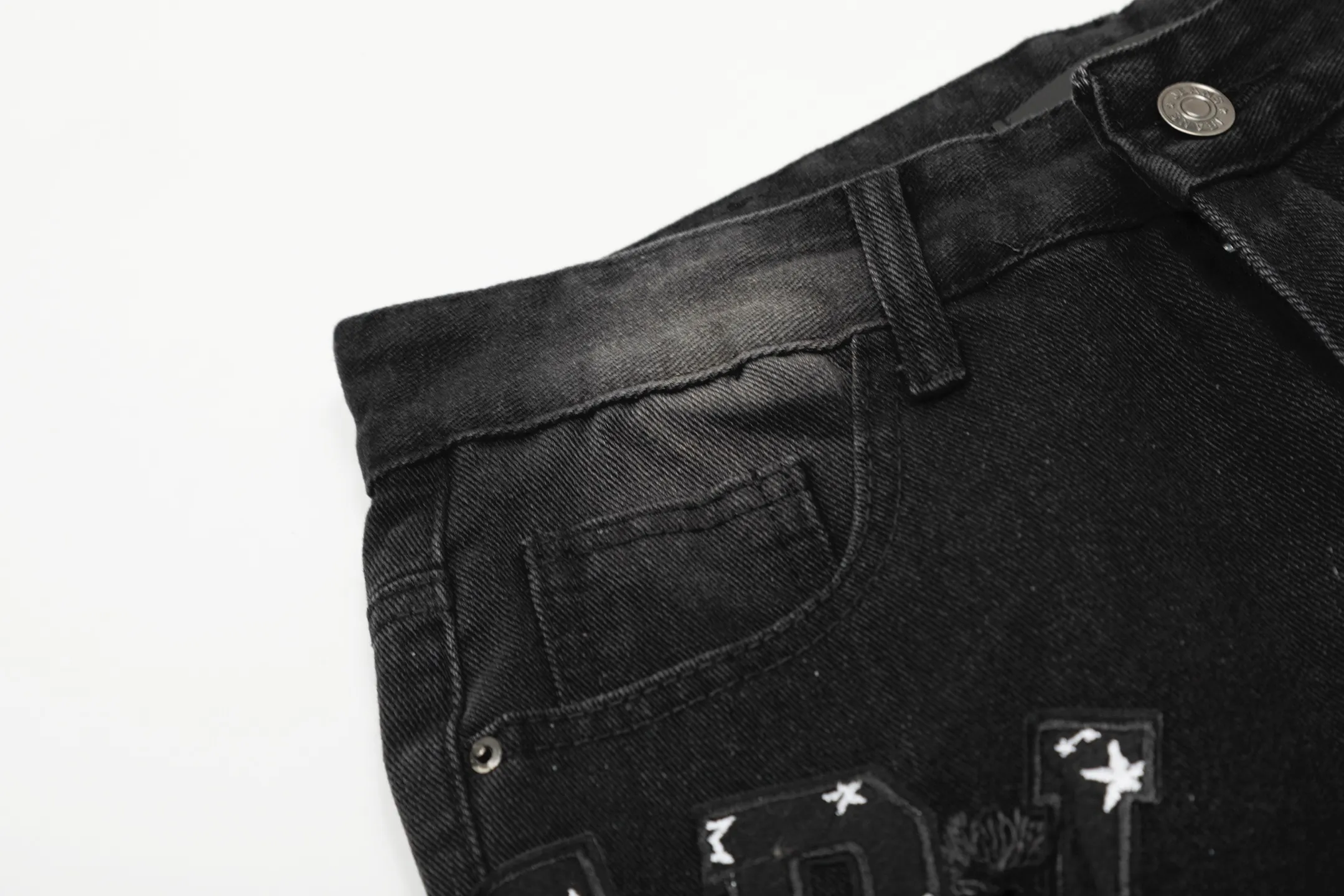 M21 P168💰 Amiri classic embroidered leather ripped letter jeans slim fit jeans produced by a large washed factory. Full of high-end feel. Knee part destroyed design with leather patchwork design. Already used as facade design. Leather waist nameplate. The focus of this style is not on washing, but on the shape and version of the damage. The secret lies in the craftsmanship of the master. Later fraying, horse cutting, knife cutting, etc. The cost of these handmade products is far beyond comparison with assembly line products. Color: Picture color Size: 30-32-34-36
