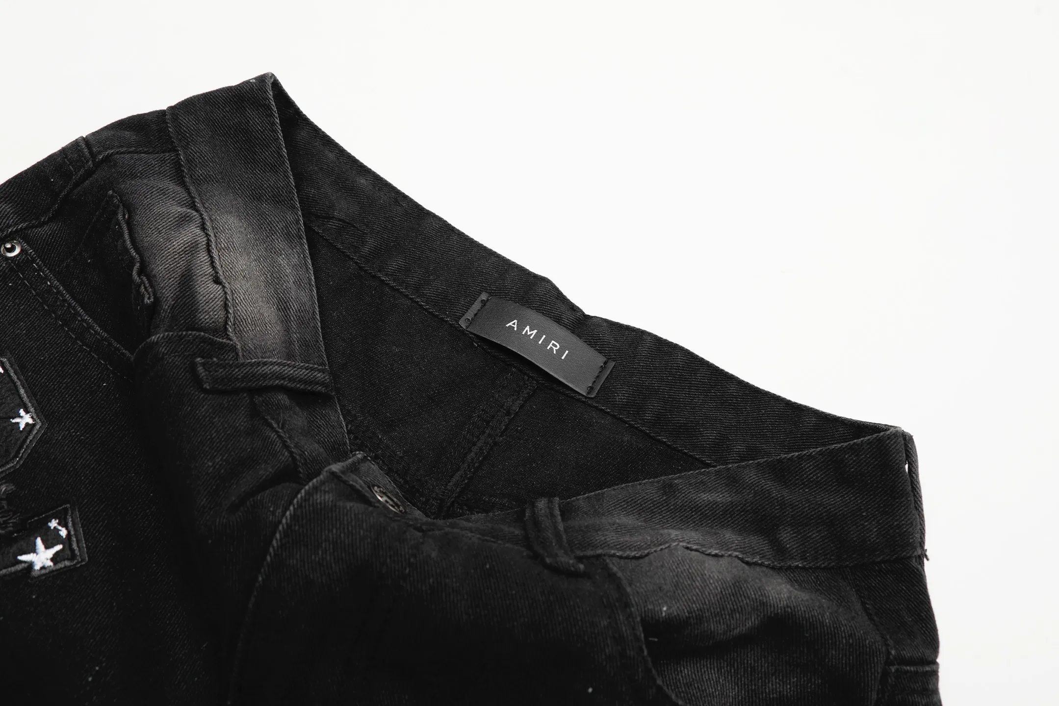 M21 P168💰 Amiri classic embroidered leather ripped letter jeans slim fit jeans produced by a large washed factory. Full of high-end feel. Knee part destroyed design with leather patchwork design. Already used as facade design. Leather waist nameplate. The focus of this style is not on washing, but on the shape and version of the damage. The secret lies in the craftsmanship of the master. Later fraying, horse cutting, knife cutting, etc. The cost of these handmade products is far beyond comparison with assembly line products. Color: Picture color Size: 30-32-34-36