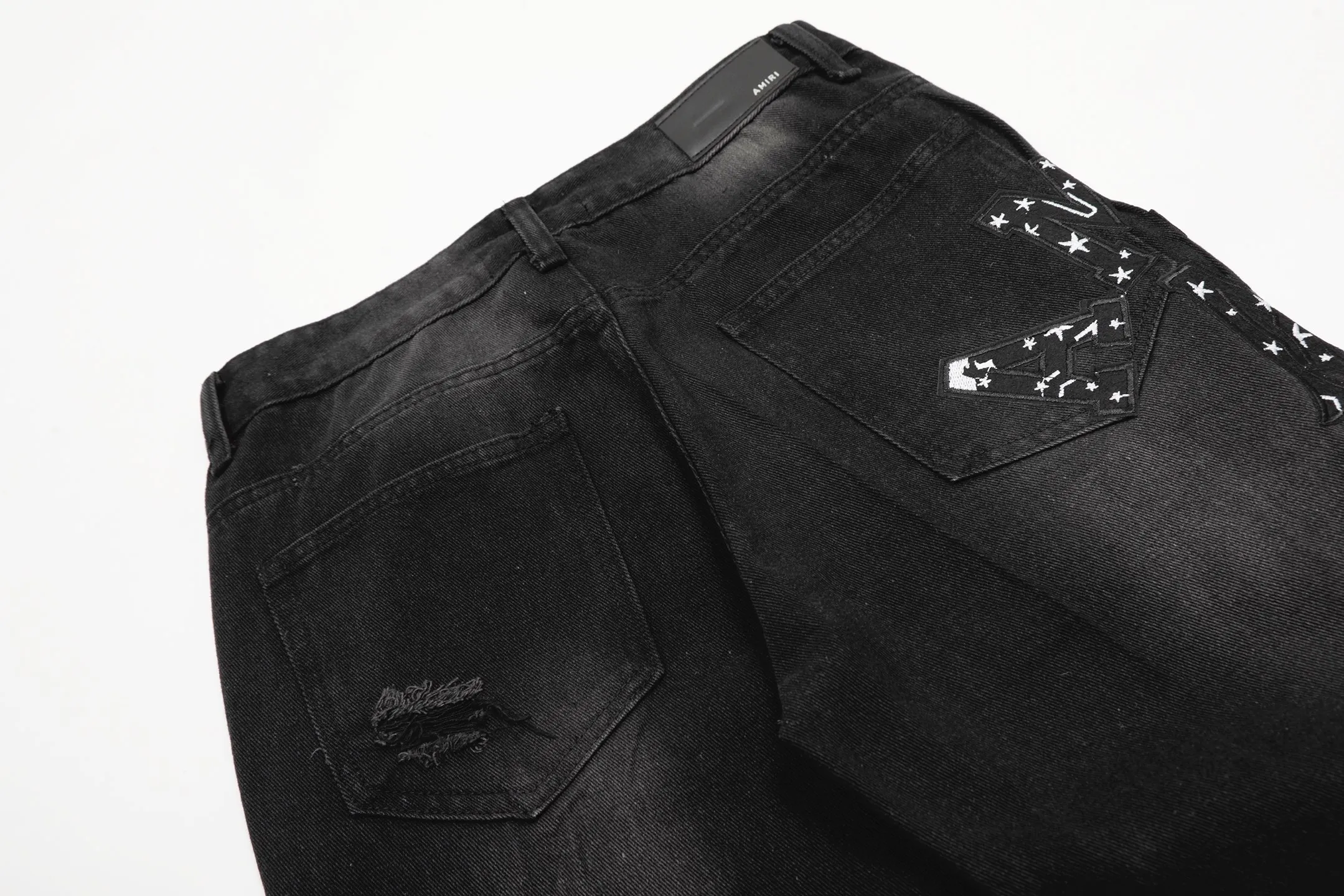 M21 P168💰 Amiri classic embroidered leather ripped letter jeans slim fit jeans produced by a large washed factory. Full of high-end feel. Knee part destroyed design with leather patchwork design. Already used as facade design. Leather waist nameplate. The focus of this style is not on washing, but on the shape and version of the damage. The secret lies in the craftsmanship of the master. Later fraying, horse cutting, knife cutting, etc. The cost of these handmade products is far beyond comparison with assembly line products. Color: Picture color Size: 30-32-34-36