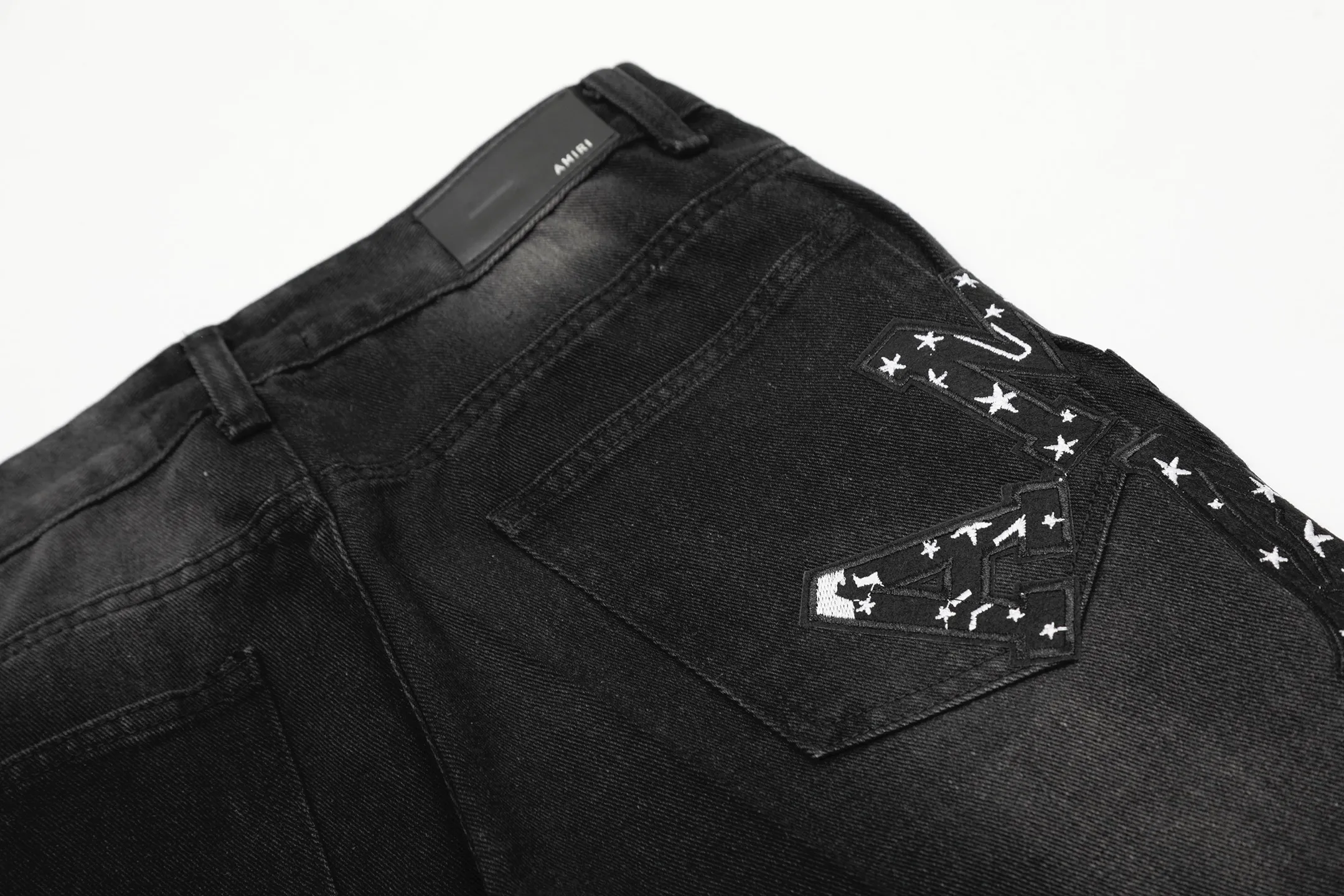 M21 P168💰 Amiri classic embroidered leather ripped letter jeans slim fit jeans produced by a large washed factory. Full of high-end feel. Knee part destroyed design with leather patchwork design. Already used as facade design. Leather waist nameplate. The focus of this style is not on washing, but on the shape and version of the damage. The secret lies in the craftsmanship of the master. Later fraying, horse cutting, knife cutting, etc. The cost of these handmade products is far beyond comparison with assembly line products. Color: Picture color Size: 30-32-34-36