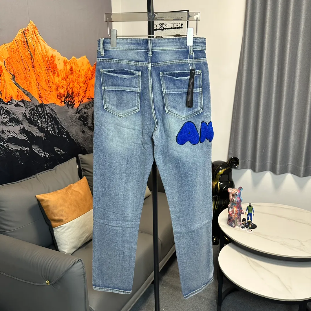 P210 Amiri classic embroidered patched leather distressed letter jeans, slim fit jeans, produced by a major washed factory. Full of high-end feel. Partial damage to the knees and patchwork leather design. Already used as a facade design. Leather waist nameplate. The focus of this style is not on washing, but on the shape and version of the damage. The secret lies in the craftsmanship of the master. Later fraying, horse cutting, knife cutting, etc. The cost of hand-made products is far beyond comparison with assembly line products. Size: 30-32-34-36