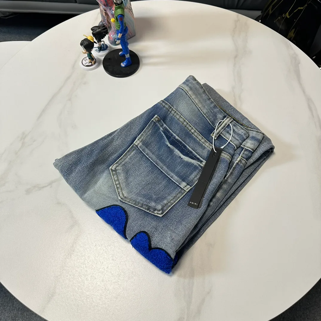 P210 Amiri classic embroidered patched leather distressed letter jeans, slim fit jeans, produced by a major washed factory. Full of high-end feel. Partial damage to the knees and patchwork leather design. Already used as a facade design. Leather waist nameplate. The focus of this style is not on washing, but on the shape and version of the damage. The secret lies in the craftsmanship of the master. Later fraying, horse cutting, knife cutting, etc. The cost of hand-made products is far beyond comparison with assembly line products. Size: 30-32-34-36