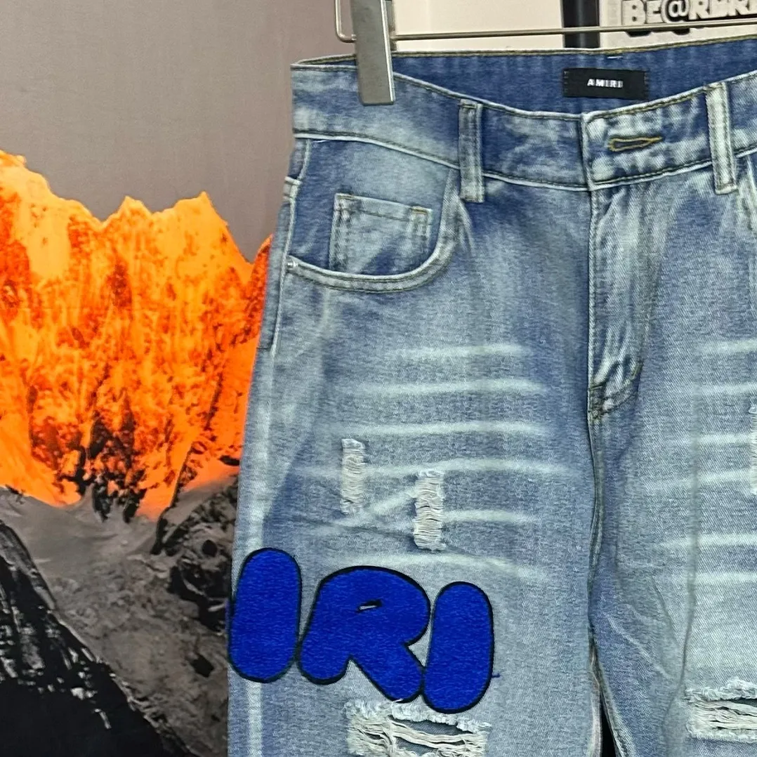P210 Amiri classic embroidered patched leather distressed letter jeans, slim fit jeans, produced by a major washed factory. Full of high-end feel. Partial damage to the knees and patchwork leather design. Already used as a facade design. Leather waist nameplate. The focus of this style is not on washing, but on the shape and version of the damage. The secret lies in the craftsmanship of the master. Later fraying, horse cutting, knife cutting, etc. The cost of hand-made products is far beyond comparison with assembly line products. Size: 30-32-34-36