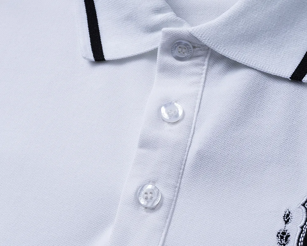 P150 Mili's 2026 spring and summer official website's new lapel T-shirt is made of mercerized pearl fabric and embroidered on the chest. It is handsome, the fabric is comfortable, the workmanship is rigorous, and the threads are neatly routed. Good upper body effect·size M-3XL white