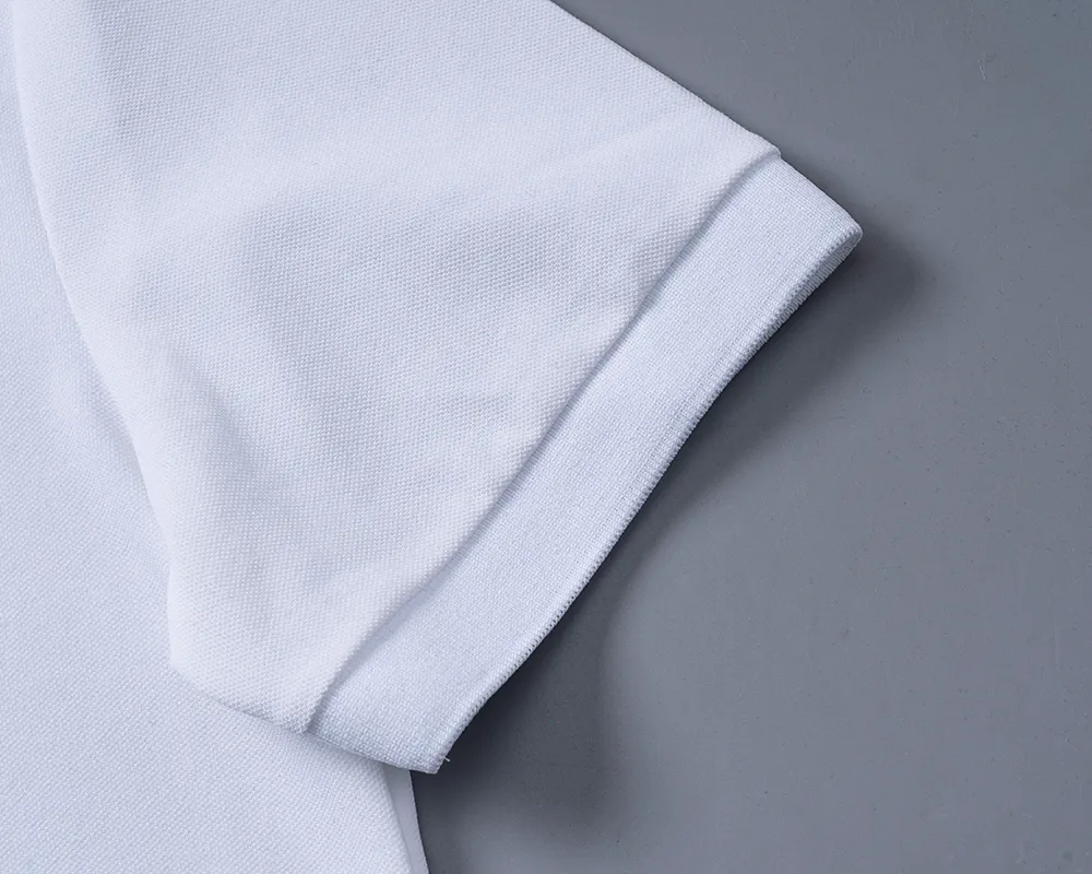 P150 Mili's 2026 spring and summer official website's new lapel T-shirt is made of mercerized pearl fabric and embroidered on the chest. It is handsome, the fabric is comfortable, the workmanship is rigorous, and the threads are neatly routed. Good upper body effect·size M-3XL white