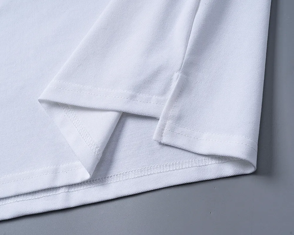 P150 Mili's 2026 spring and summer official website's new lapel T-shirt is made of mercerized pearl fabric and embroidered on the chest. It is handsome, the fabric is comfortable, the workmanship is rigorous, and the threads are neatly routed. Good upper body effect·size M-3XL white