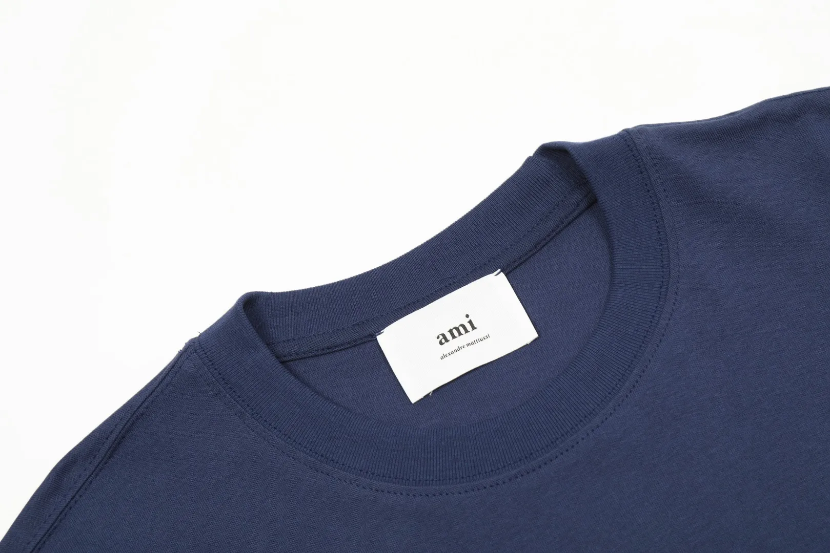 🅿️116 "The first quality in the market" Style number: LT3109# Ami Ami 2024ss spring and summer classic new embroidered love short sleeves We have been making this style for the third year. At the beginning, there were no counters in mainland China and we were already making it. The quality and details are invincible. Order with confidence and pay attention to the details. ✅2024 newly upgraded two-end folding handmade main wheat. Restore the counter. ✅240G Xinjiang long-staple cotton top double yarn. The shrinkage rate is controlled at 2%. Export-grade solid color quality, truly not easy to deform, shrink or fade. ✅Details are the only one in Guangzhou. Half-fold neck design at the counter. Complex workmanship. ✅The maximum size can be worn up to 230 catties. No pressure to export to Europe and the United States. Sizes S-XL Color (8 colors): Black, navy, oatmeal, pink, white, gray, light blue, rose pink