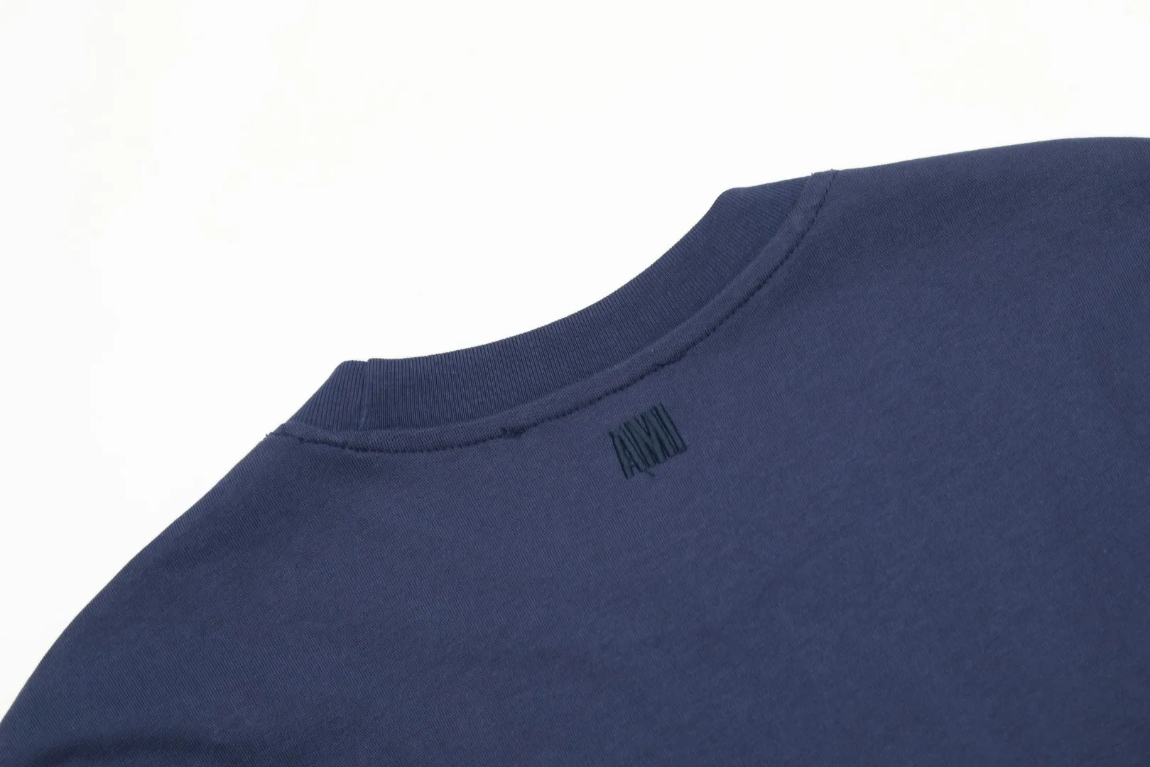 🅿️116 "The first quality in the market" Style number: LT3109# Ami Ami 2024ss spring and summer classic new embroidered love short sleeves We have been making this style for the third year. At the beginning, there were no counters in mainland China and we were already making it. The quality and details are invincible. Order with confidence and pay attention to the details. ✅2024 newly upgraded two-end folding handmade main wheat. Restore the counter. ✅240G Xinjiang long-staple cotton top double yarn. The shrinkage rate is controlled at 2%. Export-grade solid color quality, truly not easy to deform, shrink or fade. ✅Details are the only one in Guangzhou. Half-fold neck design at the counter. Complex workmanship. ✅The maximum size can be worn up to 230 catties. No pressure to export to Europe and the United States. Sizes S-XL Color (8 colors): Black, navy, oatmeal, pink, white, gray, light blue, rose pink