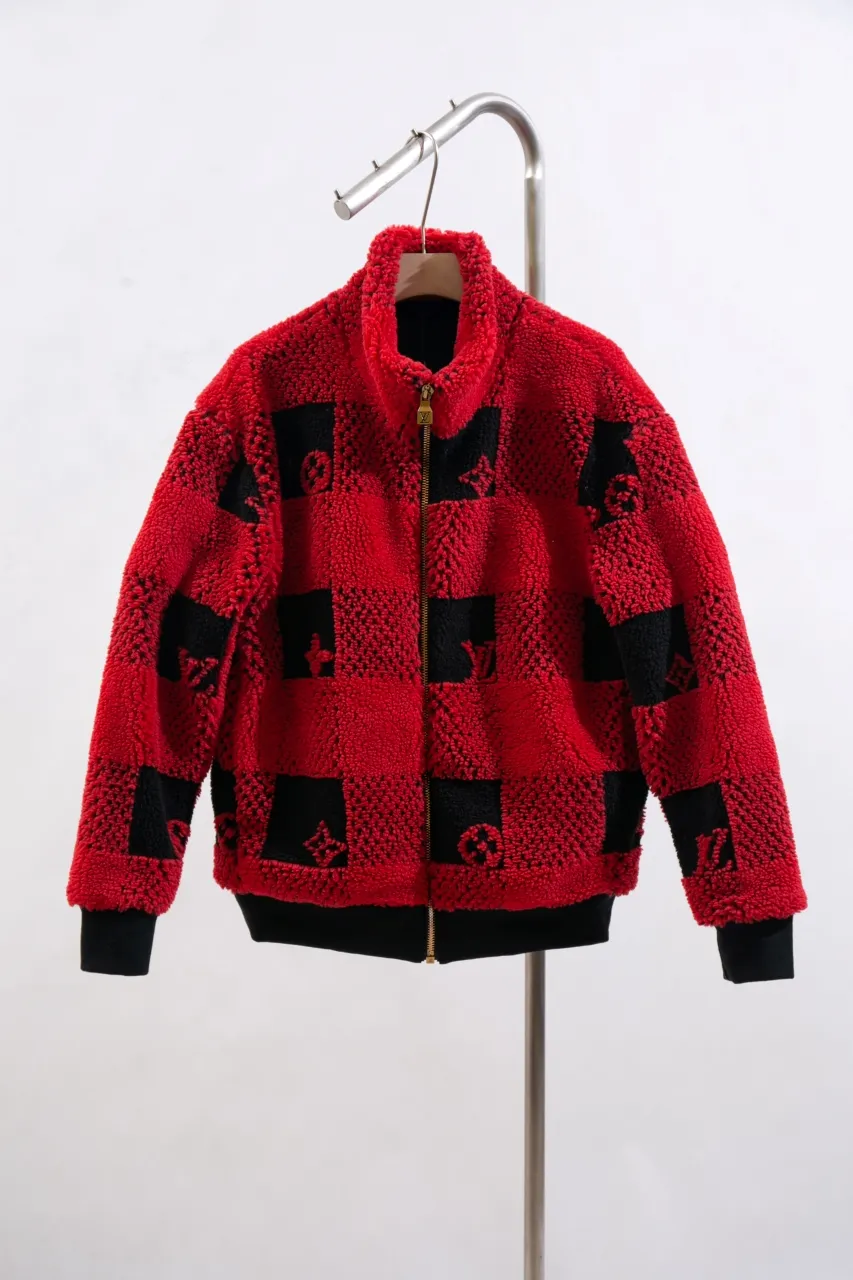 LV 24ss new cashmere tunic jacket. Process description: red and black contrasting checkerboard effect, Monogram flowers integrated into Damier Buffalo plaid, zipper front with brand-engraved zipper puller, metal zipper placket, ribbed cuffs and hem, knitted lining to increase comfort, casual style, suitable for both men and women!