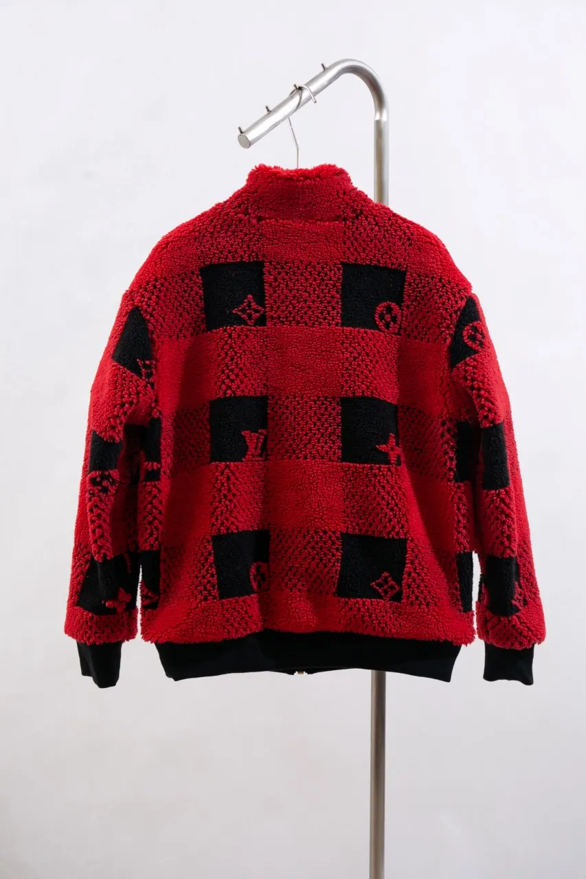 LV 24ss new cashmere tunic jacket. Process description: red and black contrasting checkerboard effect, Monogram flowers integrated into Damier Buffalo plaid, zipper front with brand-engraved zipper puller, metal zipper placket, ribbed cuffs and hem, knitted lining to increase comfort, casual style, suitable for both men and women!
