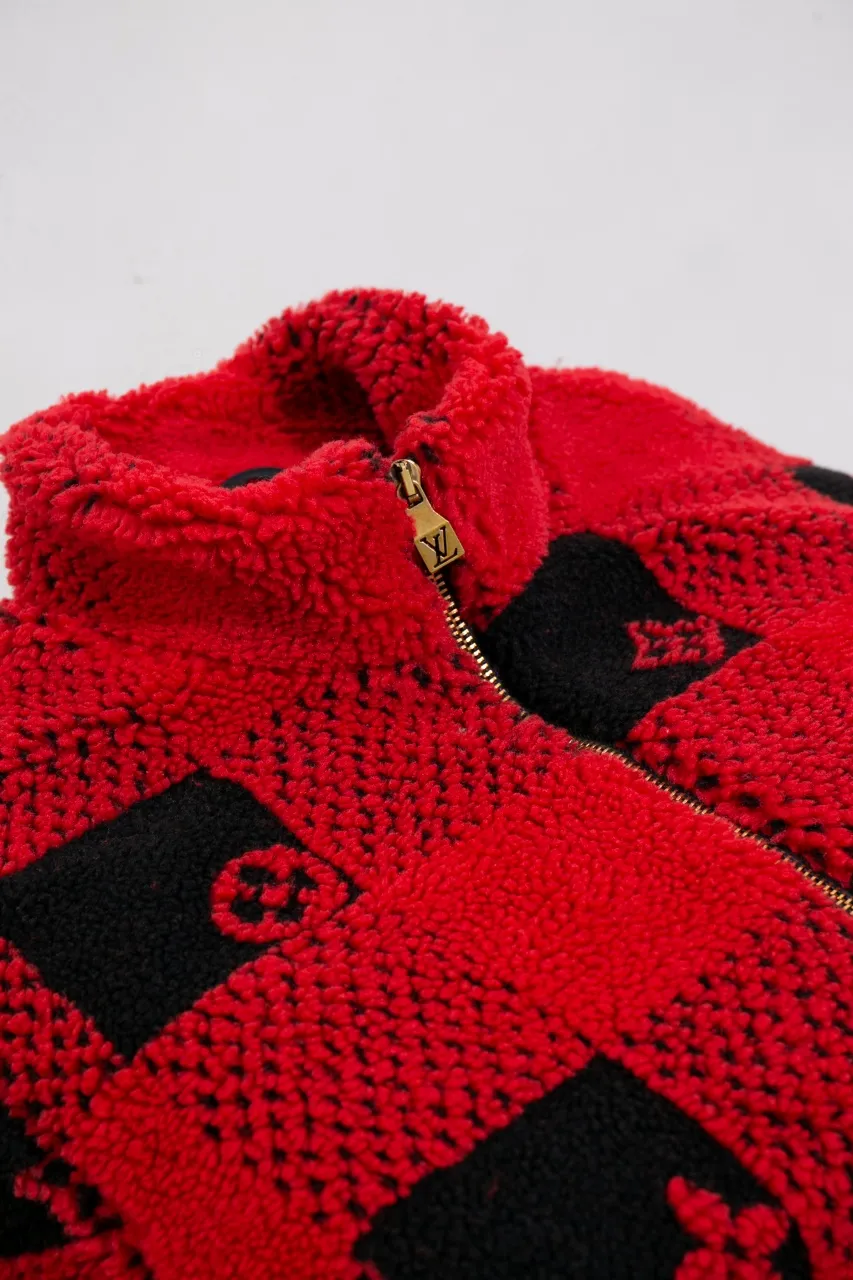 LV 24ss new cashmere tunic jacket. Process description: red and black contrasting checkerboard effect, Monogram flowers integrated into Damier Buffalo plaid, zipper front with brand-engraved zipper puller, metal zipper placket, ribbed cuffs and hem, knitted lining to increase comfort, casual style, suitable for both men and women!
