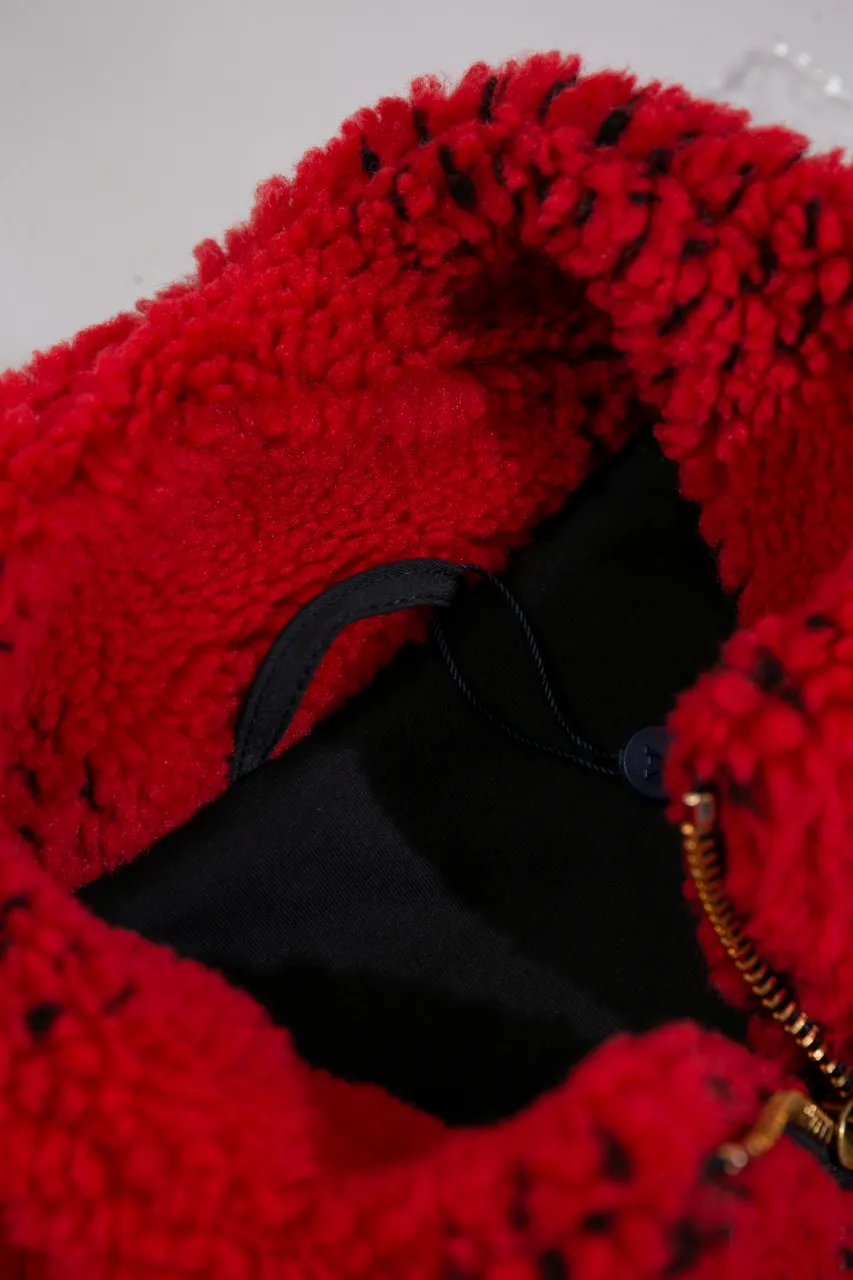 LV 24ss new cashmere tunic jacket. Process description: red and black contrasting checkerboard effect, Monogram flowers integrated into Damier Buffalo plaid, zipper front with brand-engraved zipper puller, metal zipper placket, ribbed cuffs and hem, knitted lining to increase comfort, casual style, suitable for both men and women!