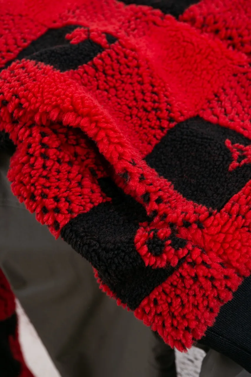 LV 24ss new cashmere tunic jacket. Process description: red and black contrasting checkerboard effect, Monogram flowers integrated into Damier Buffalo plaid, zipper front with brand-engraved zipper puller, metal zipper placket, ribbed cuffs and hem, knitted lining to increase comfort, casual style, suitable for both men and women!