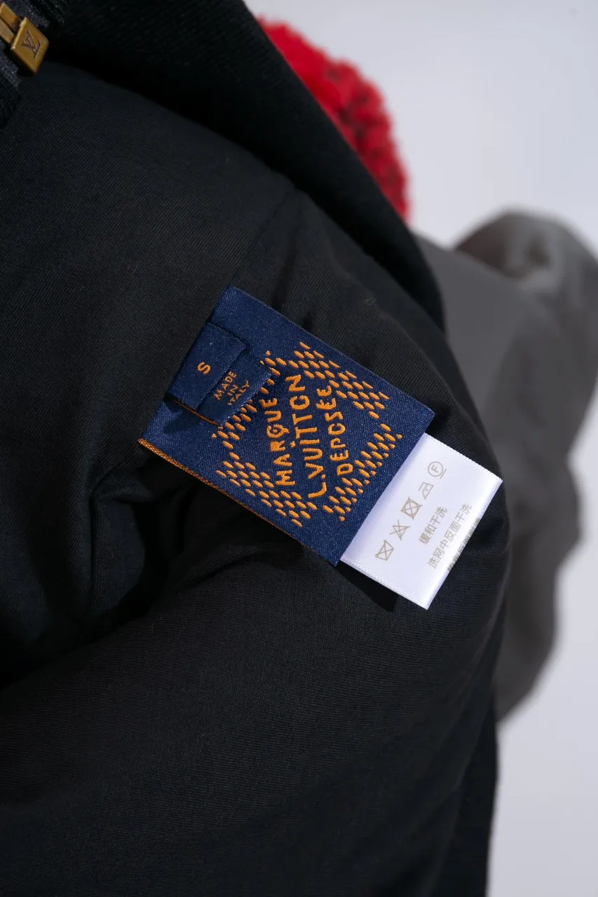 LV 24ss new cashmere tunic jacket. Process description: red and black contrasting checkerboard effect, Monogram flowers integrated into Damier Buffalo plaid, zipper front with brand-engraved zipper puller, metal zipper placket, ribbed cuffs and hem, knitted lining to increase comfort, casual style, suitable for both men and women!