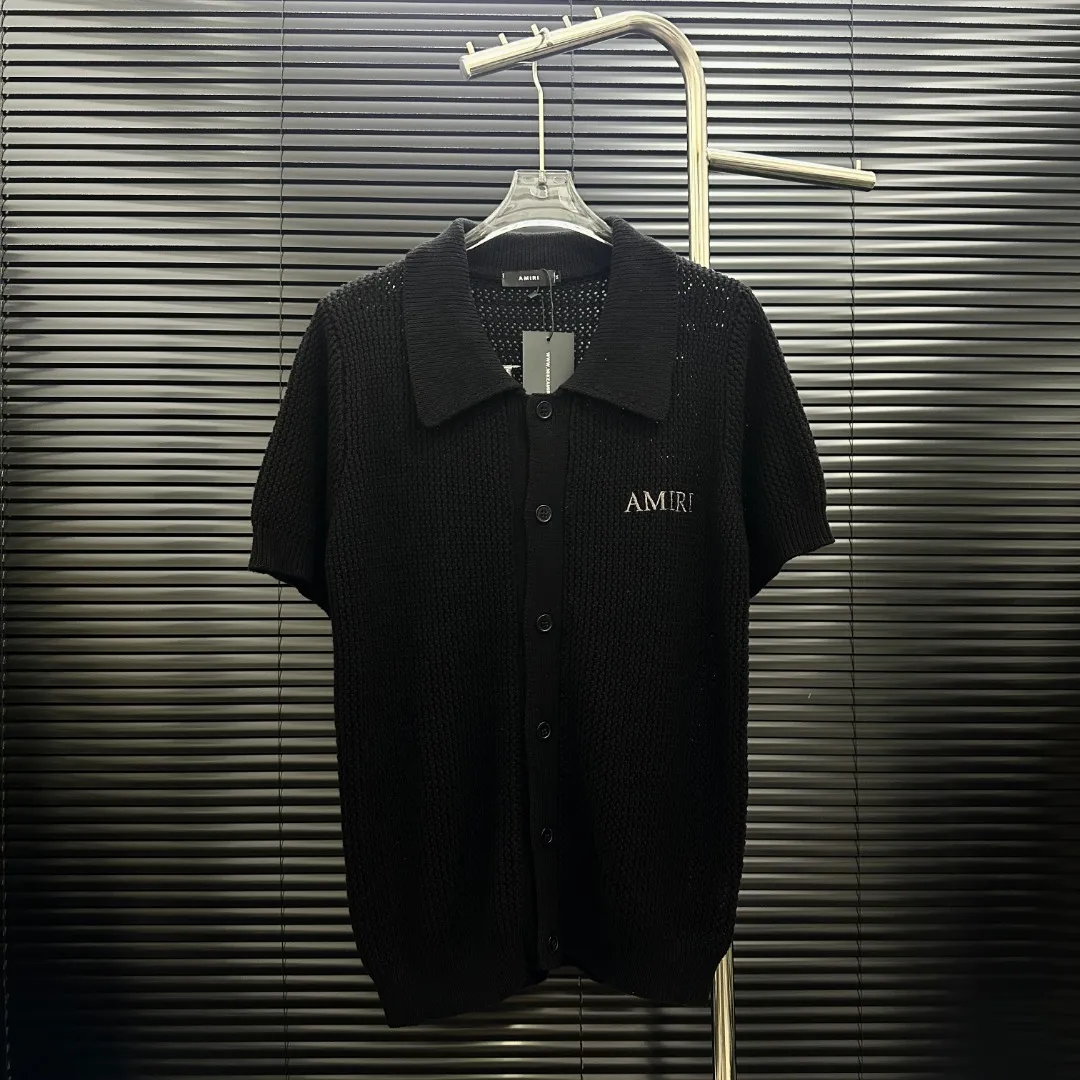 P300 Style: AMIRI Ten Thousand Needle Embroidered Knitted POLO Short Sleeves Size: S-XXL Fabric: Wool blend Accessories: Full set of customized original accessories No gender distinction, same style for men and women