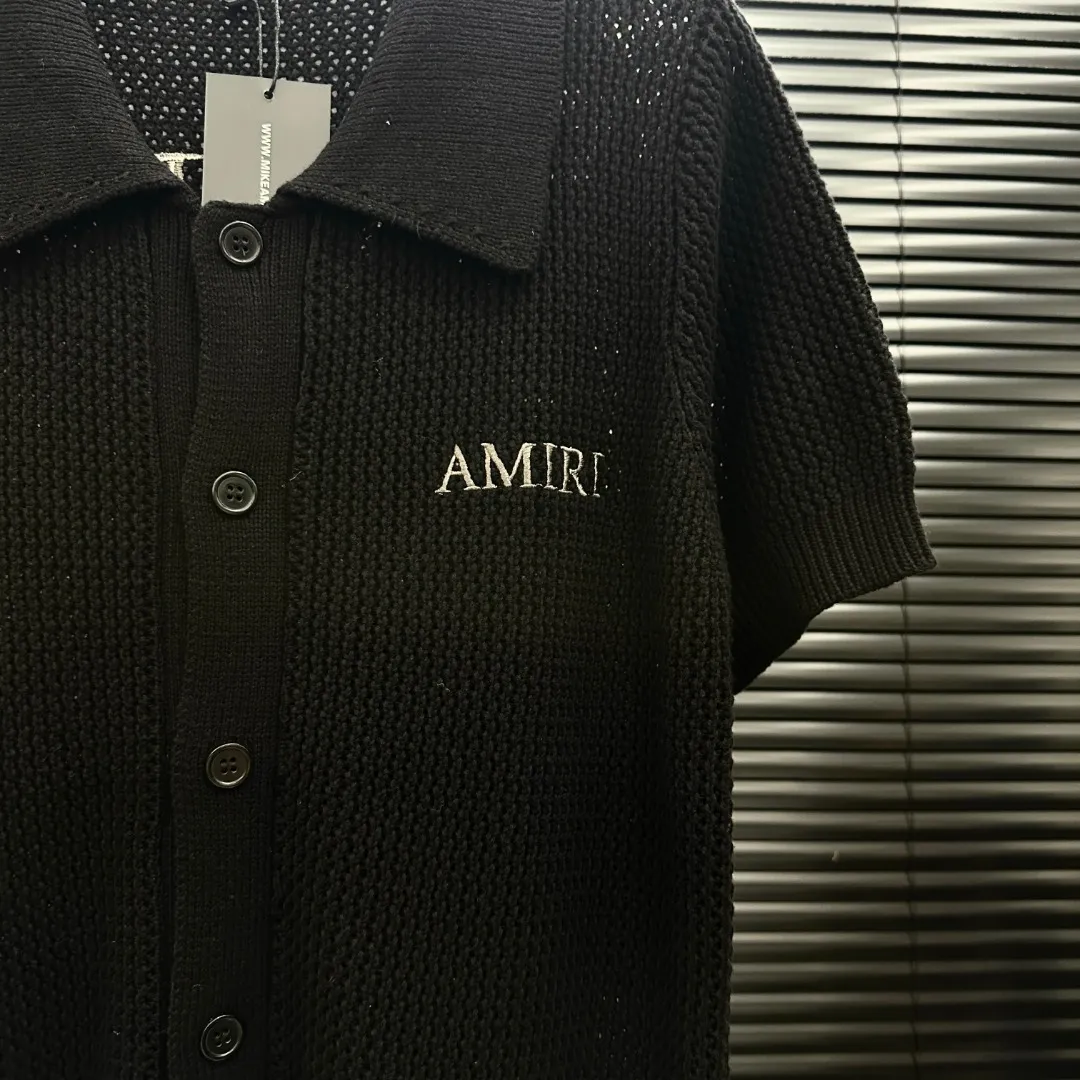 P300 Style: AMIRI Ten Thousand Needle Embroidered Knitted POLO Short Sleeves Size: S-XXL Fabric: Wool blend Accessories: Full set of customized original accessories No gender distinction, same style for men and women