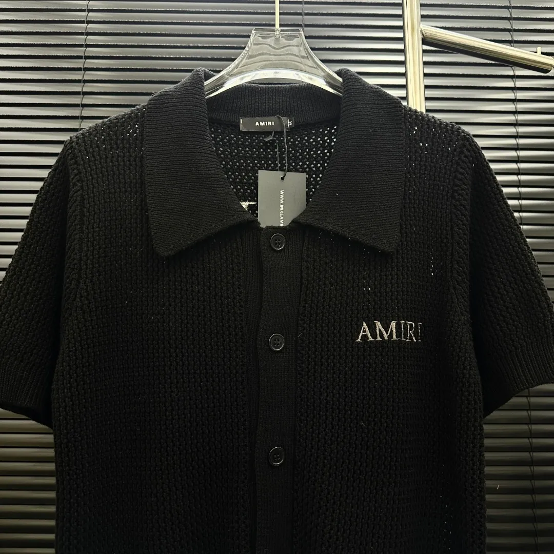 P300 Style: AMIRI Ten Thousand Needle Embroidered Knitted POLO Short Sleeves Size: S-XXL Fabric: Wool blend Accessories: Full set of customized original accessories No gender distinction, same style for men and women