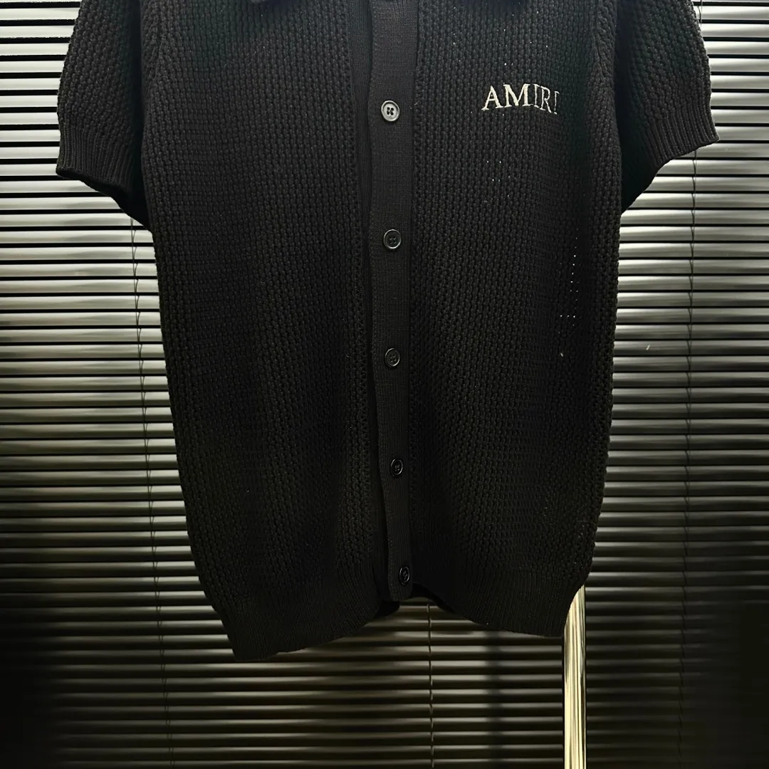 P300 Style: AMIRI Ten Thousand Needle Embroidered Knitted POLO Short Sleeves Size: S-XXL Fabric: Wool blend Accessories: Full set of customized original accessories No gender distinction, same style for men and women