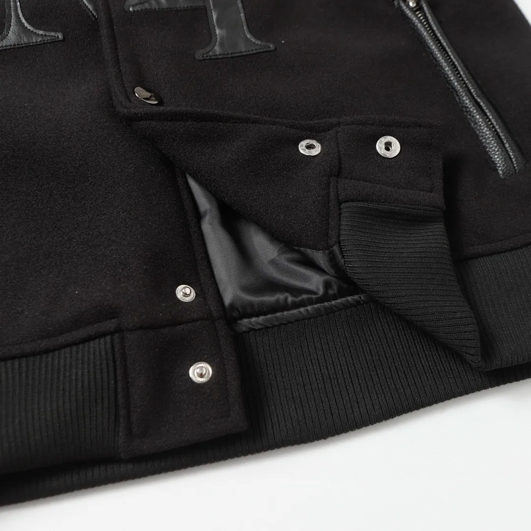 P370 Amiri 24SS catwalk baseball uniform. It adopts 10,000-needle embroidery technology, which is fashionable and versatile. It is made of dragon and phoenix nylon fabric, which is soft and comfortable. It is matched with pebbled sleeves and has a high-end atmosphere. Double zipper design on the pockets, one-to-one restoration. M l xl xxl