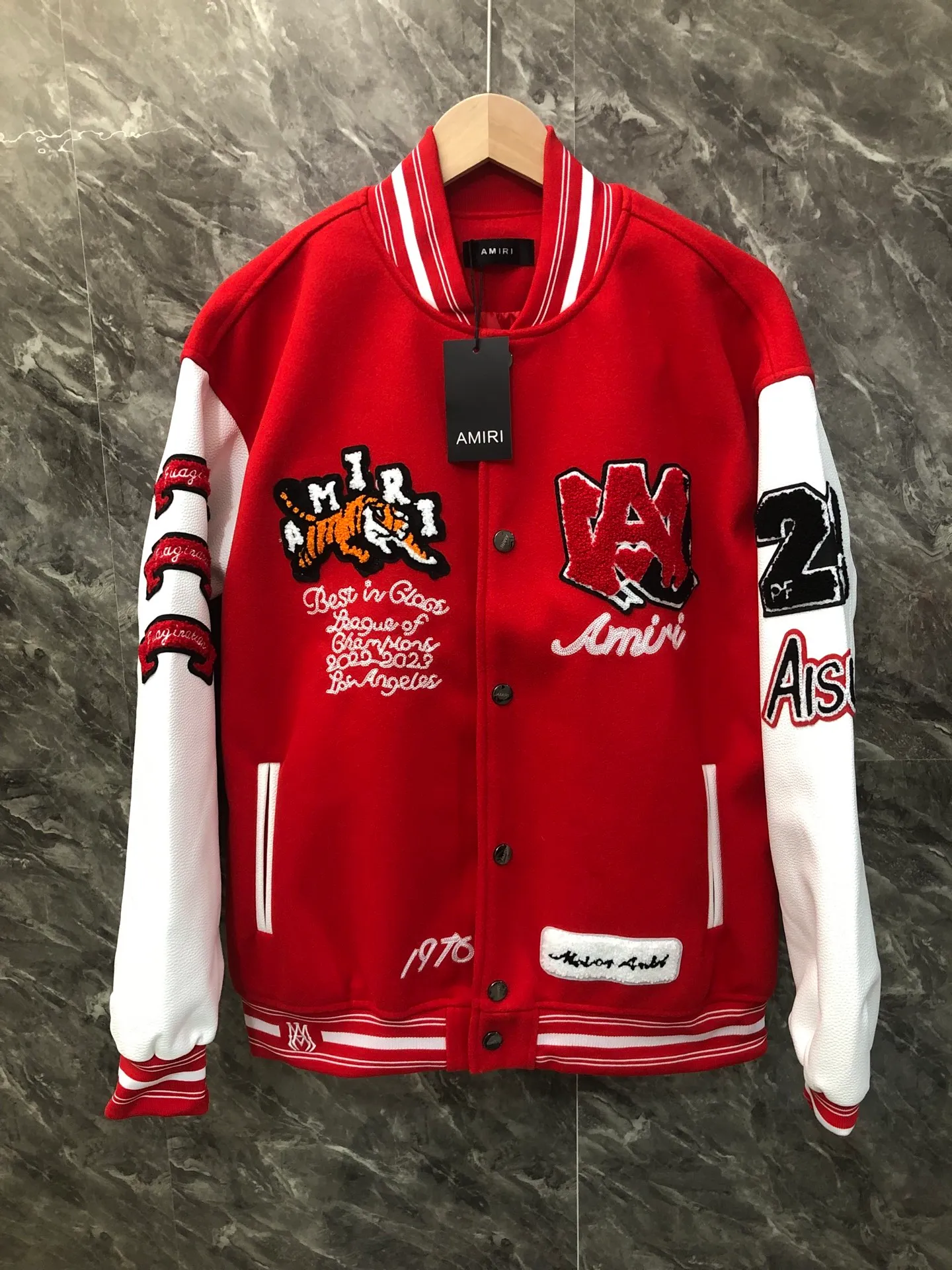 P370 AMIRI's new baseball jacket with tiger towel embroidery and thousands of needle embroideries, made of high-weight dragon and phoenix nylon fabric with pebbled leather sleeves, and heavy-duty hardware buttons restored to 1:1 Size: M L XL XXL
