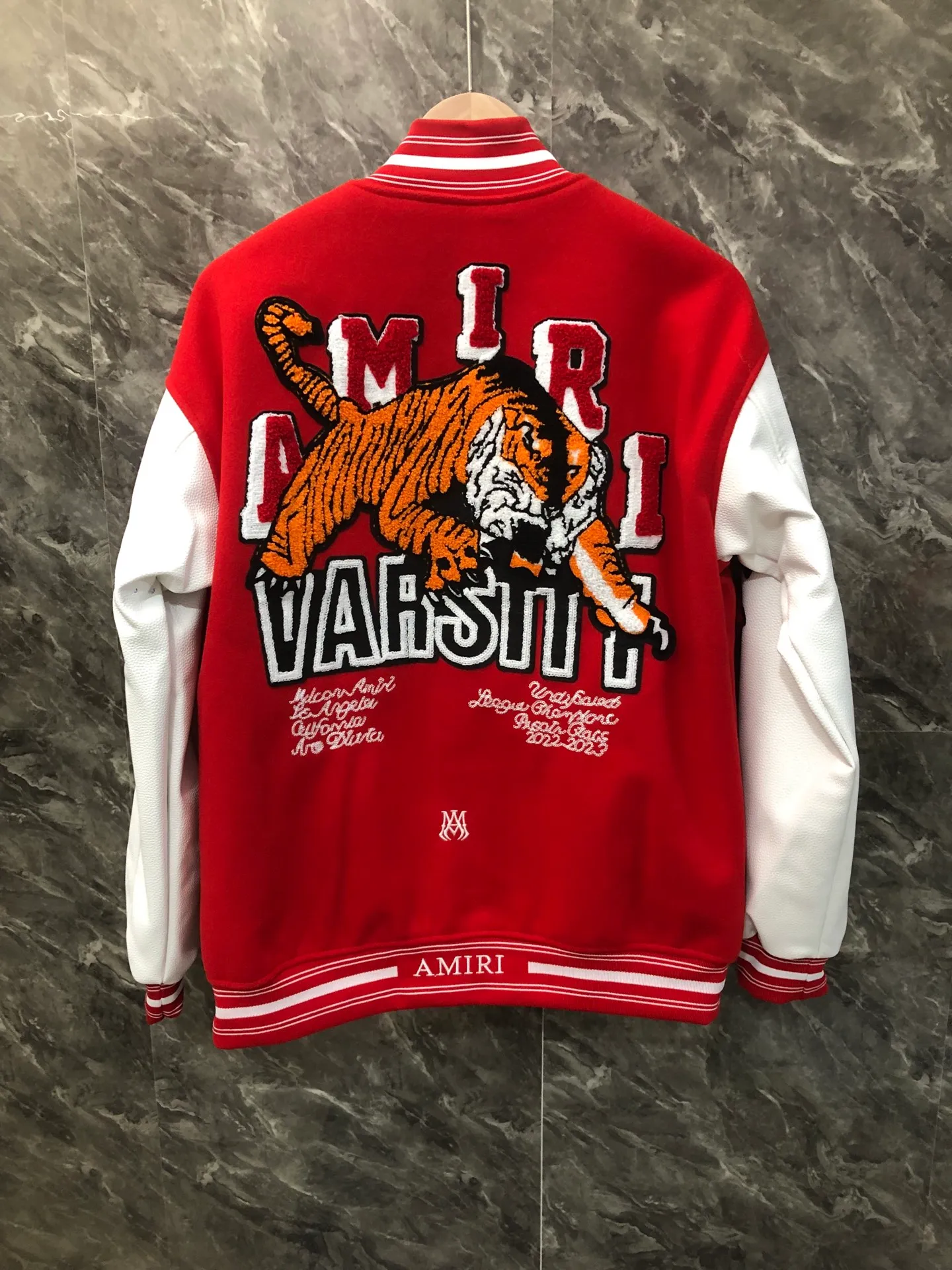 P370 AMIRI's new baseball jacket with tiger towel embroidery and thousands of needle embroideries, made of high-weight dragon and phoenix nylon fabric with pebbled leather sleeves, and heavy-duty hardware buttons restored to 1:1 Size: M L XL XXL