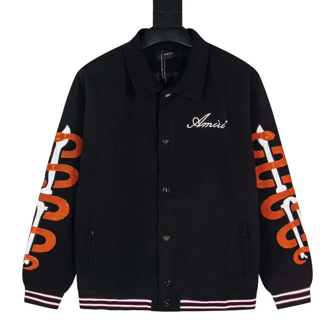 P360 model number Y625 Amiri embroidered baseball jacket. Super age-reducing college style design, another trend-setting baseball uniform item. Ami contrasting sleeves, the main color is black + burgundy, white embellishes the overall fashion sense. The superposition of three colors is complex but not chaotic, giving off a youthful and trendy charm! Made from customer-supplied cotton corduroy fabric, it has a natural color, oily and delicate, simple and rich texture. The contrasting color design has a retro flavor and is rich in gold. The lining is made of silk viscose blended material and is quilted. ➕Customer-supplied snap placket design creates a fashionable college charm. The shirt collar and sleeve arms are designed with contrasting splicing to highlight the neat temperament. The sleeve arm flocking🦴bone flocking logo decoration gives the garment a unique style. Become the creator of new punctuation. Same style for men and women. Color: Black Size: M-XXL