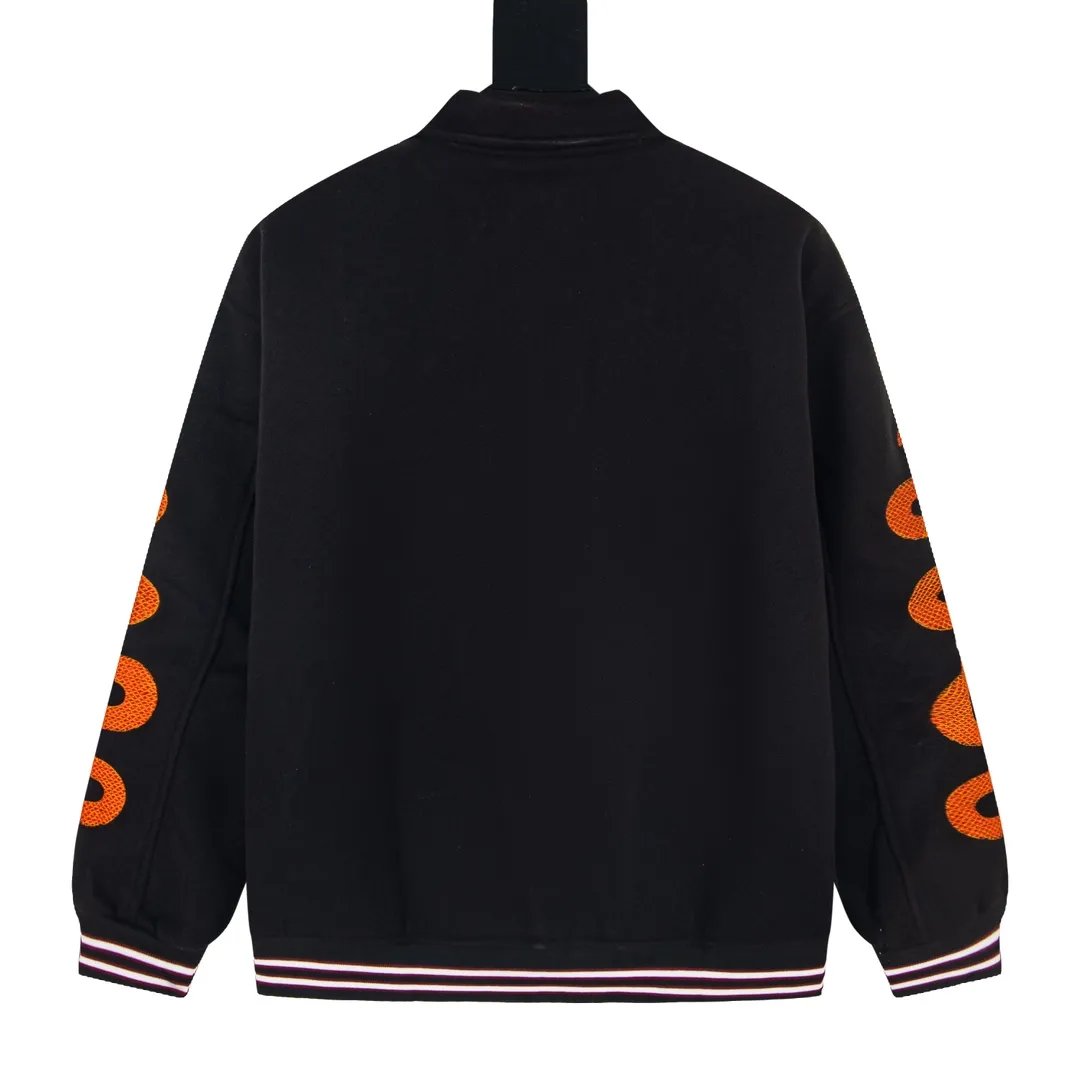P360 model number Y625 Amiri embroidered baseball jacket. Super age-reducing college style design, another trend-setting baseball uniform item. Ami contrasting sleeves, the main color is black + burgundy, white embellishes the overall fashion sense. The superposition of three colors is complex but not chaotic, giving off a youthful and trendy charm! Made from customer-supplied cotton corduroy fabric, it has a natural color, oily and delicate, simple and rich texture. The contrasting color design has a retro flavor and is rich in gold. The lining is made of silk viscose blended material and is quilted. ➕Customer-supplied snap placket design creates a fashionable college charm. The shirt collar and sleeve arms are designed with contrasting splicing to highlight the neat temperament. The sleeve arm flocking🦴bone flocking logo decoration gives the garment a unique style. Become the creator of new punctuation. Same style for men and women. Color: Black Size: M-XXL