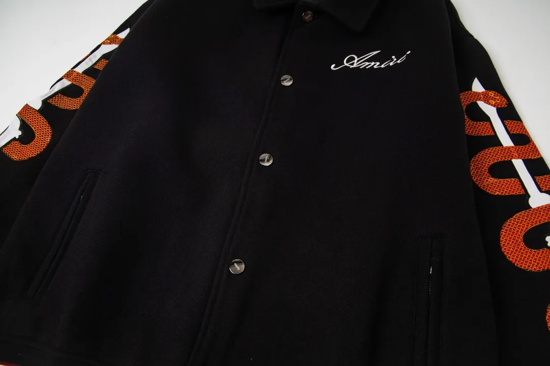 P360 model number Y625 Amiri embroidered baseball jacket. Super age-reducing college style design, another trend-setting baseball uniform item. Ami contrasting sleeves, the main color is black + burgundy, white embellishes the overall fashion sense. The superposition of three colors is complex but not chaotic, giving off a youthful and trendy charm! Made from customer-supplied cotton corduroy fabric, it has a natural color, oily and delicate, simple and rich texture. The contrasting color design has a retro flavor and is rich in gold. The lining is made of silk viscose blended material and is quilted. ➕Customer-supplied snap placket design creates a fashionable college charm. The shirt collar and sleeve arms are designed with contrasting splicing to highlight the neat temperament. The sleeve arm flocking🦴bone flocking logo decoration gives the garment a unique style. Become the creator of new punctuation. Same style for men and women. Color: Black Size: M-XXL